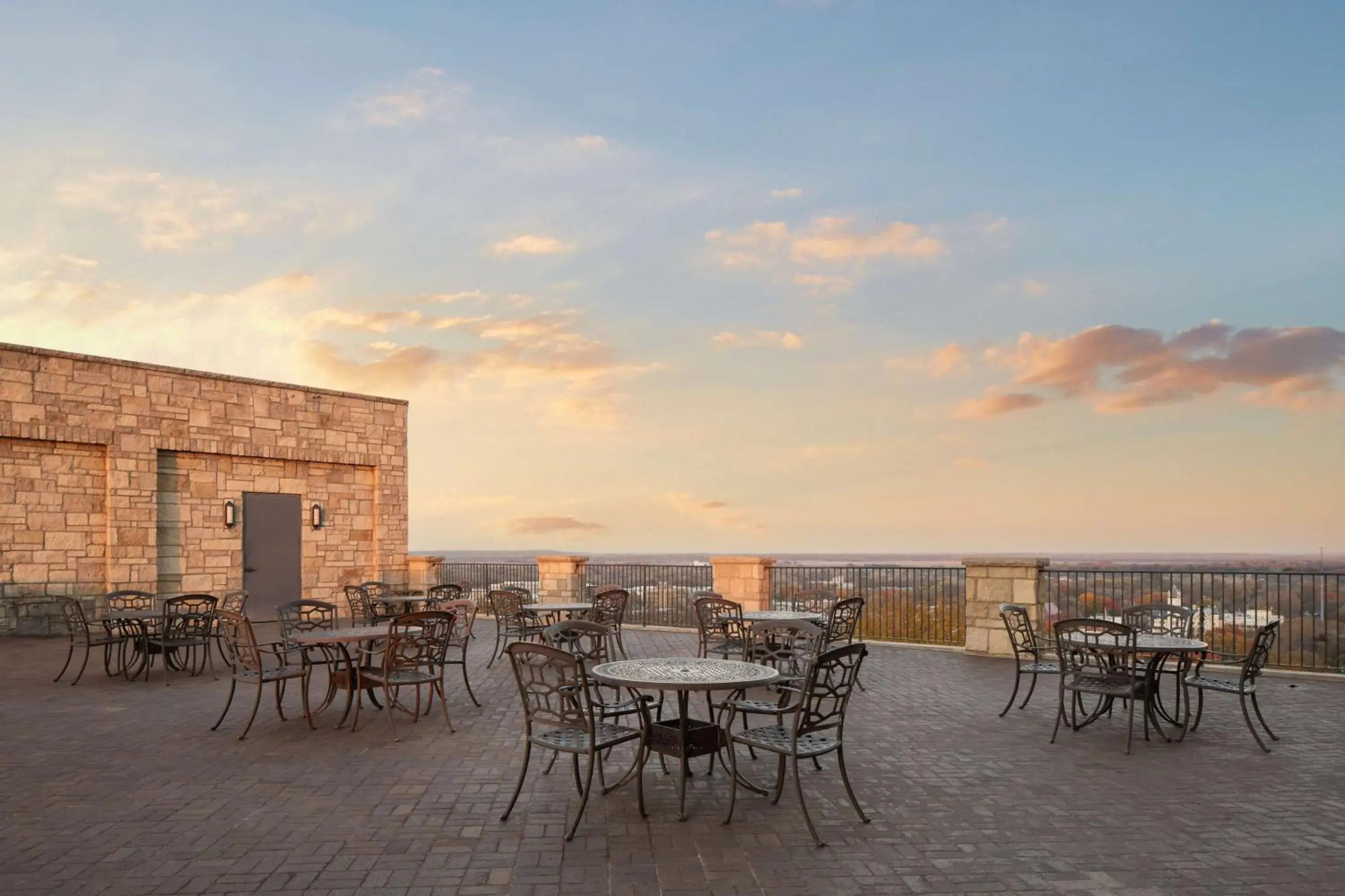 Restaurant/places to eat in The Oread Lawrence, Tapestry Collection by Hilton Restaurant/places to eat in The Oread Lawrence, Tapestry Collection by Hilton