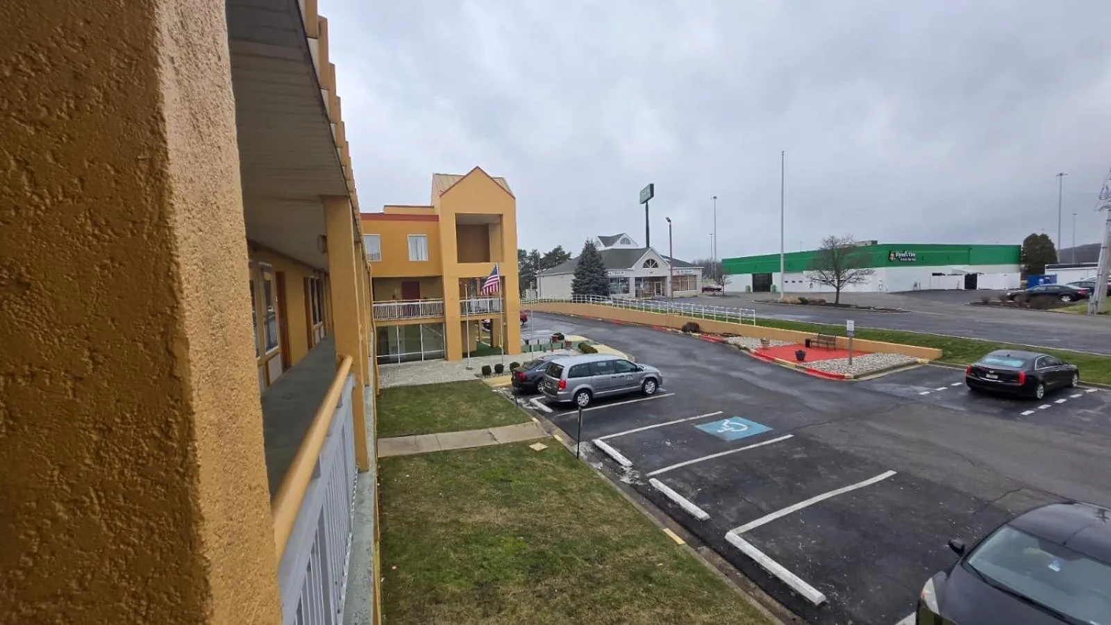 Parking in Copley Inn & Suites By OYO Akron OH