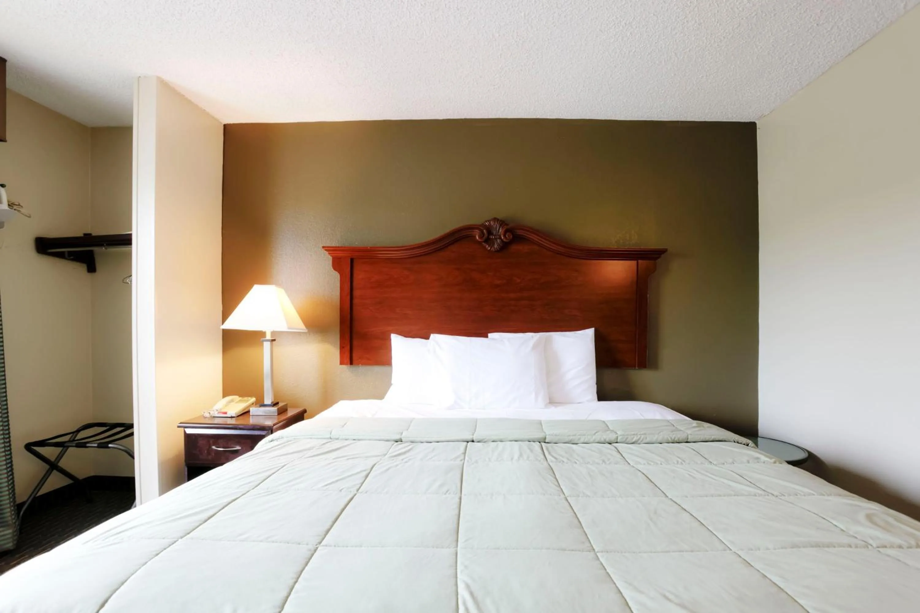 Bedroom, Bed in Copley Inn & Suites By OYO Akron OH