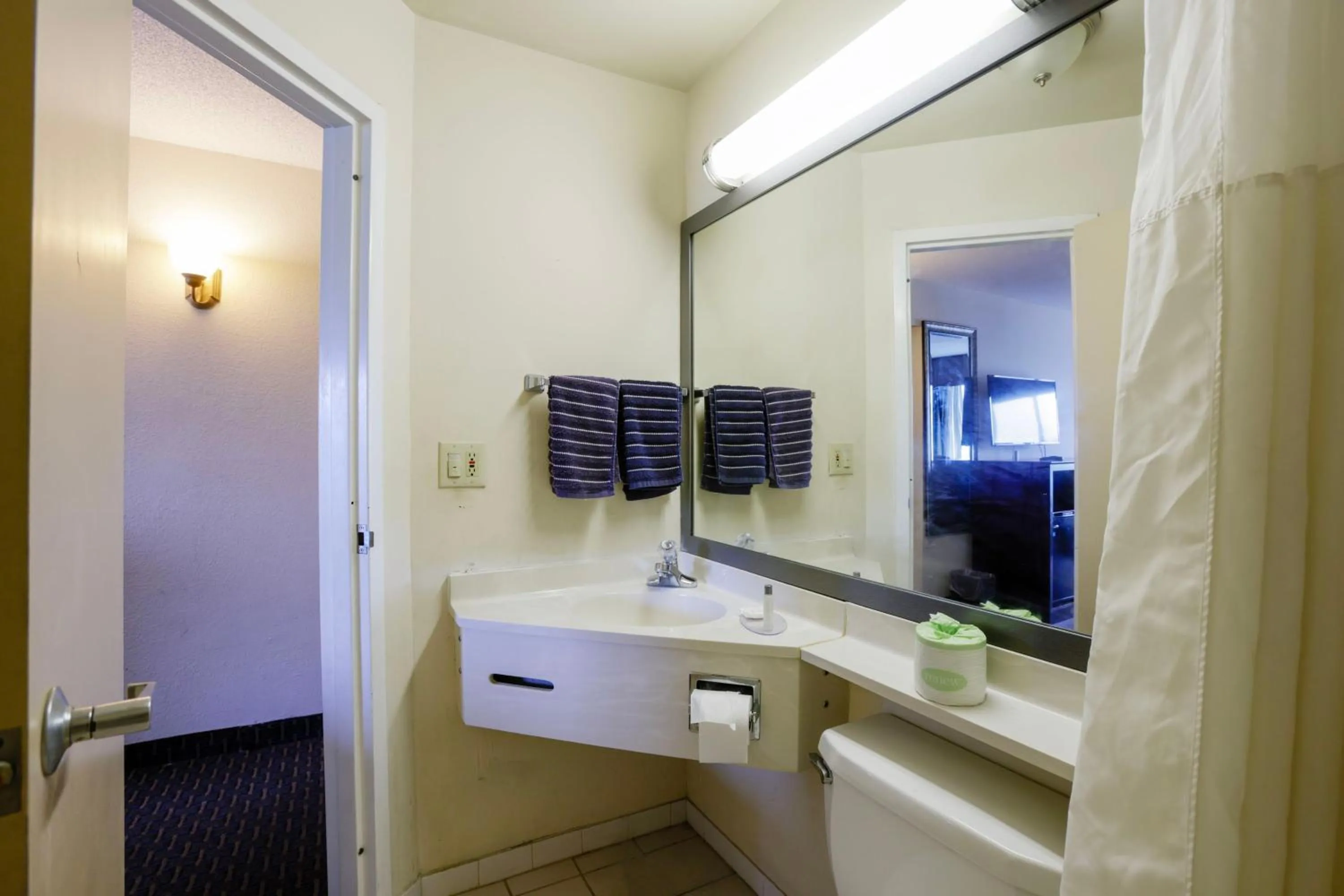 Bathroom in Copley Inn & Suites By OYO Akron OH