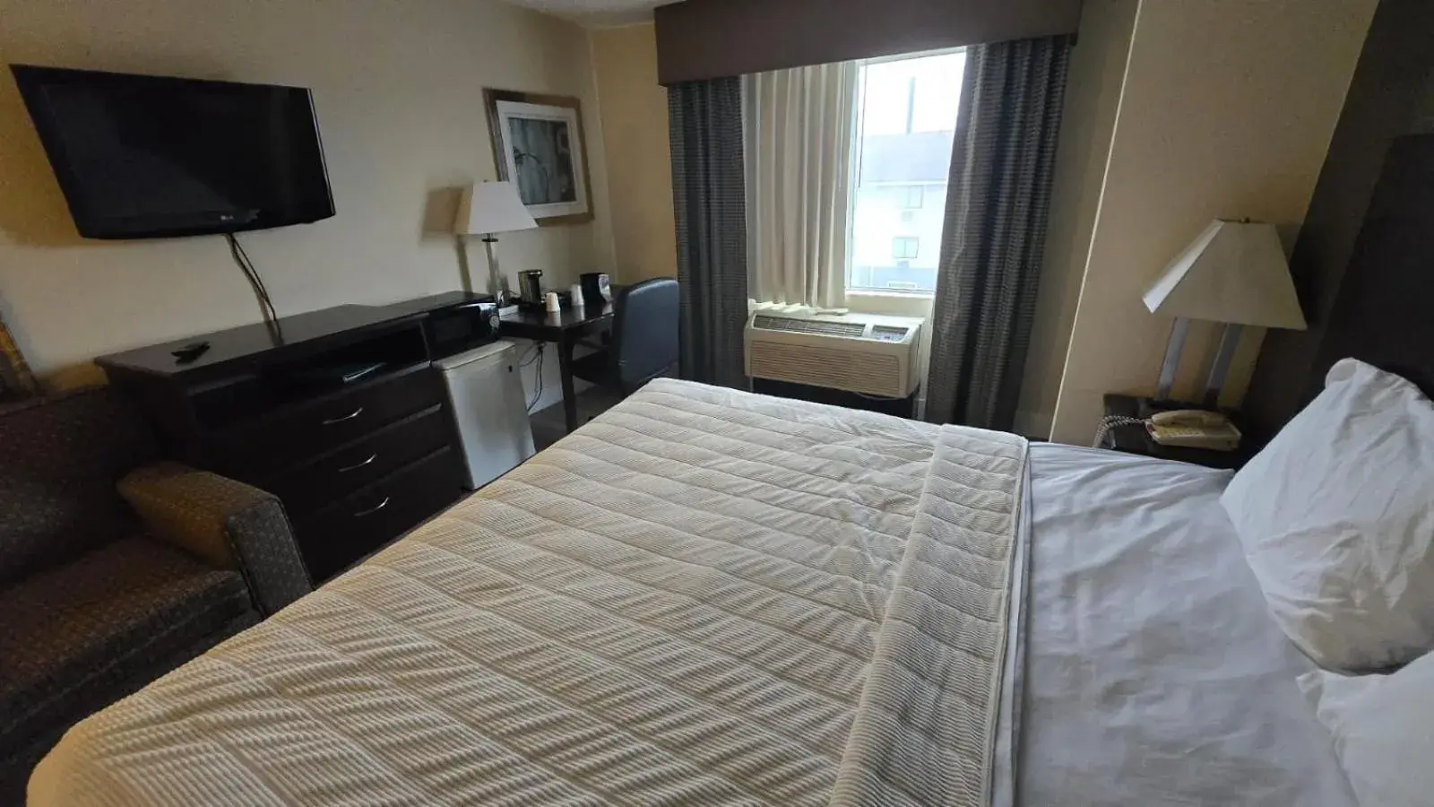Bedroom, Bed in Copley Inn & Suites By OYO Akron OH Bedroom, Bed in Copley Inn & Suites By OYO Akron OH