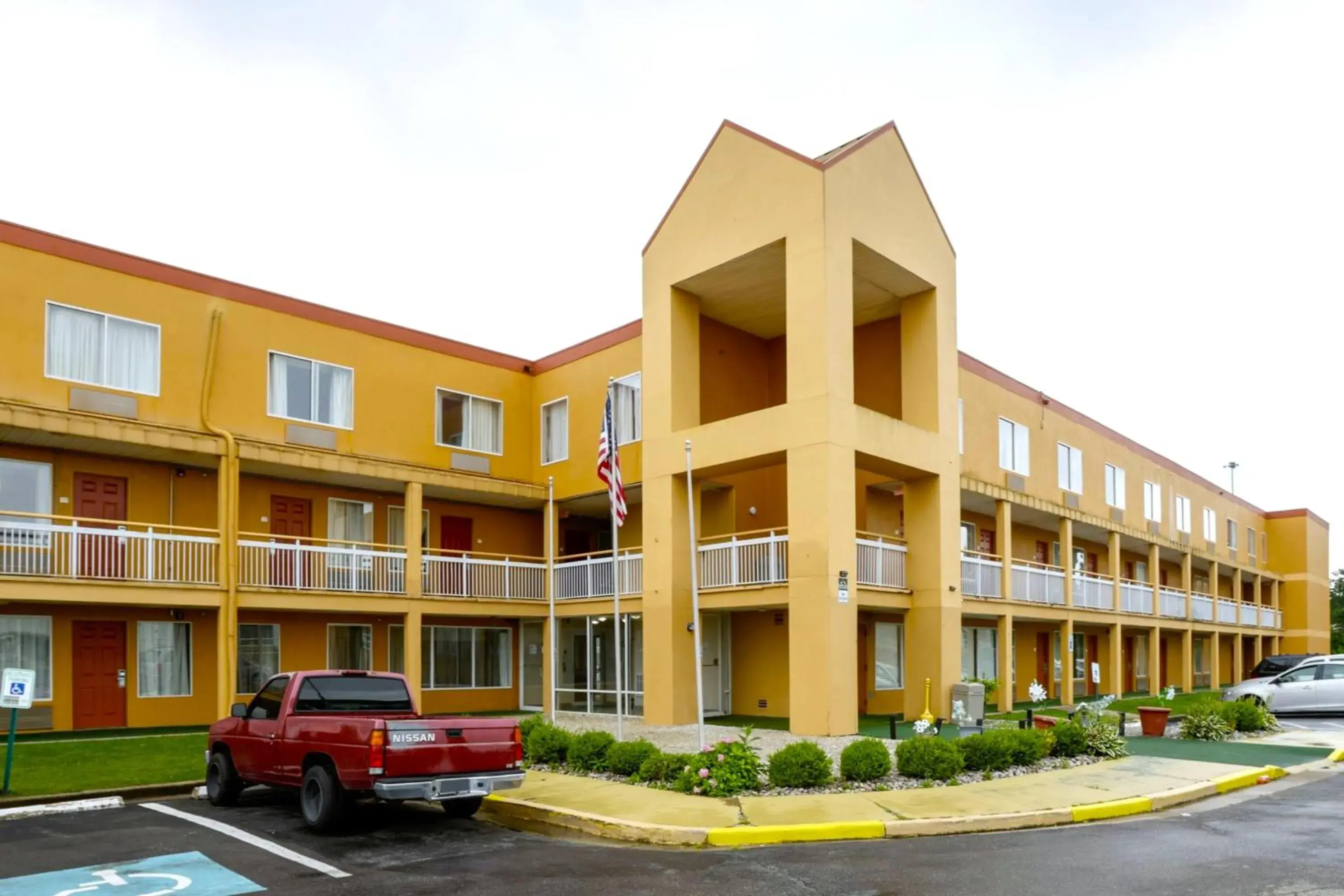 Property building in Copley Inn & Suites By OYO Akron OH Property building in Copley Inn & Suites By OYO Akron OH