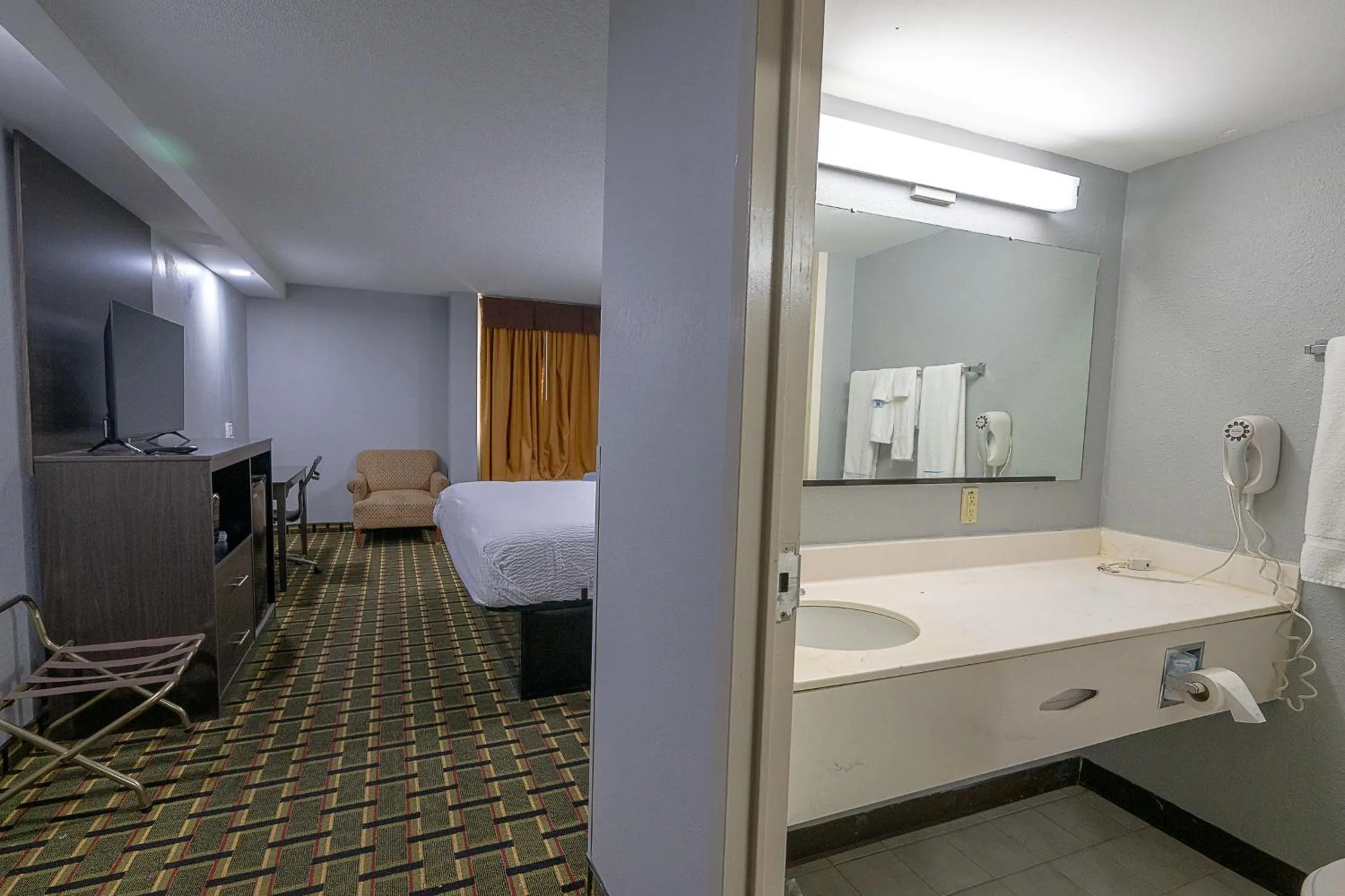 Bed in Days Hotel by Wyndham Danville Conference Center