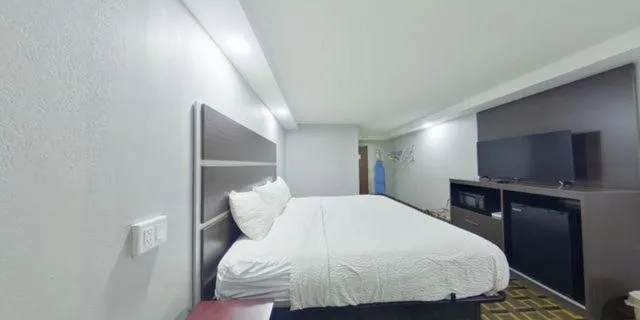 Bed in Days Hotel by Wyndham Danville Conference Center