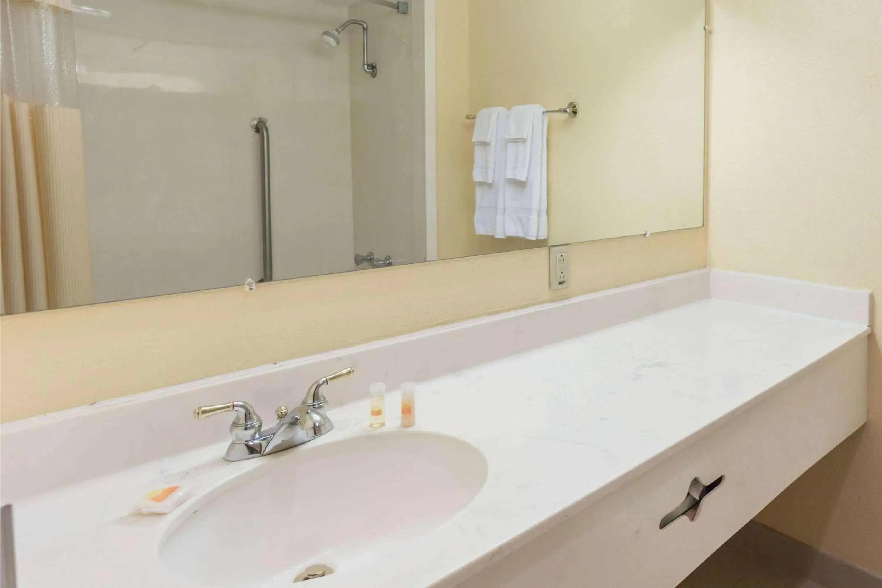 Photo of the whole room in Days Hotel by Wyndham Danville Conference Center Photo of the whole room in Days Hotel by Wyndham Danville Conference Center