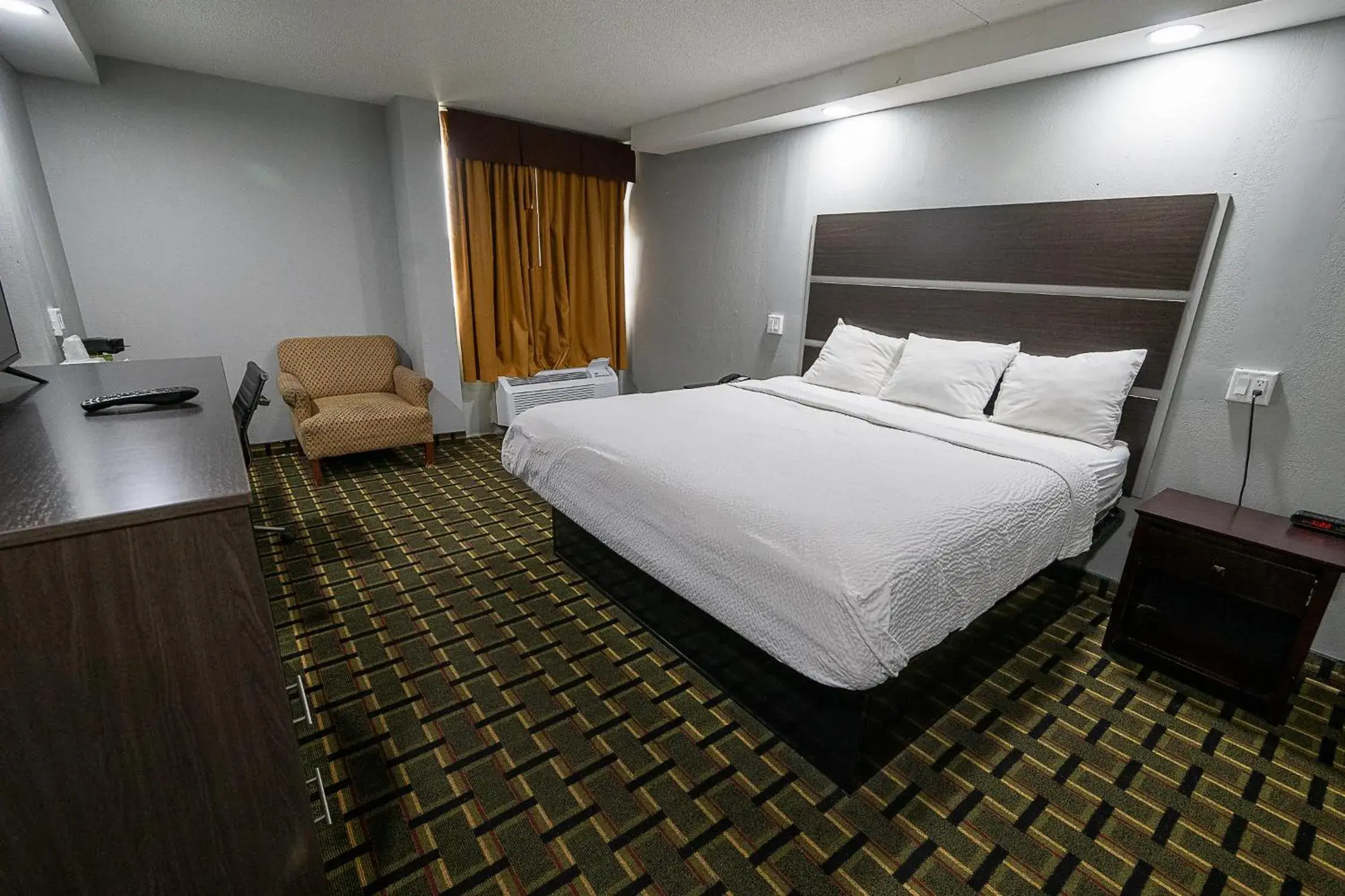 Bed in Days Hotel by Wyndham Danville Conference Center Bed in Days Hotel by Wyndham Danville Conference Center