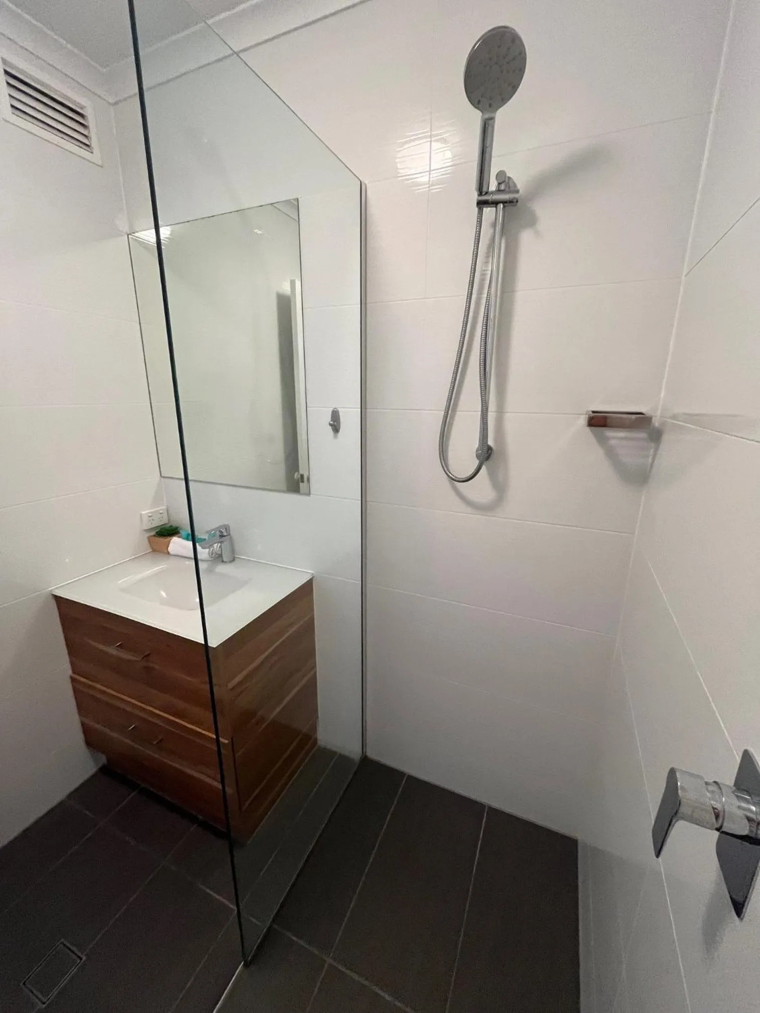 Shower in The Burlington Holiday Apartments