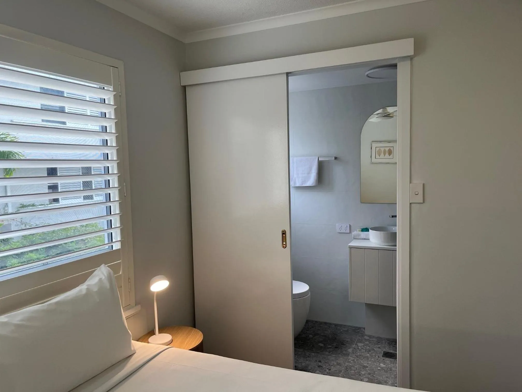 Toilet, Bed in The Burlington Holiday Apartments