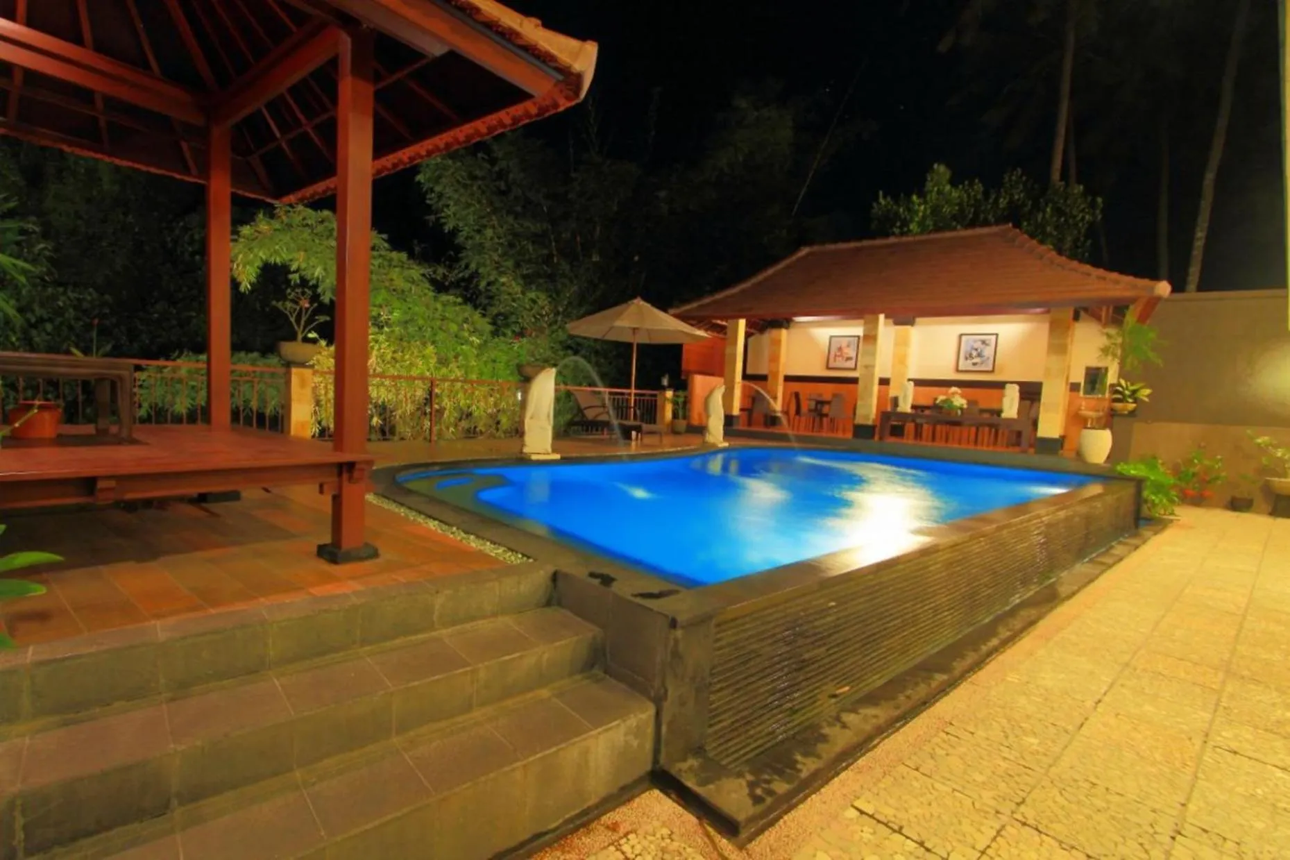 Swimming pool in Hotel Puri Nusa Indah