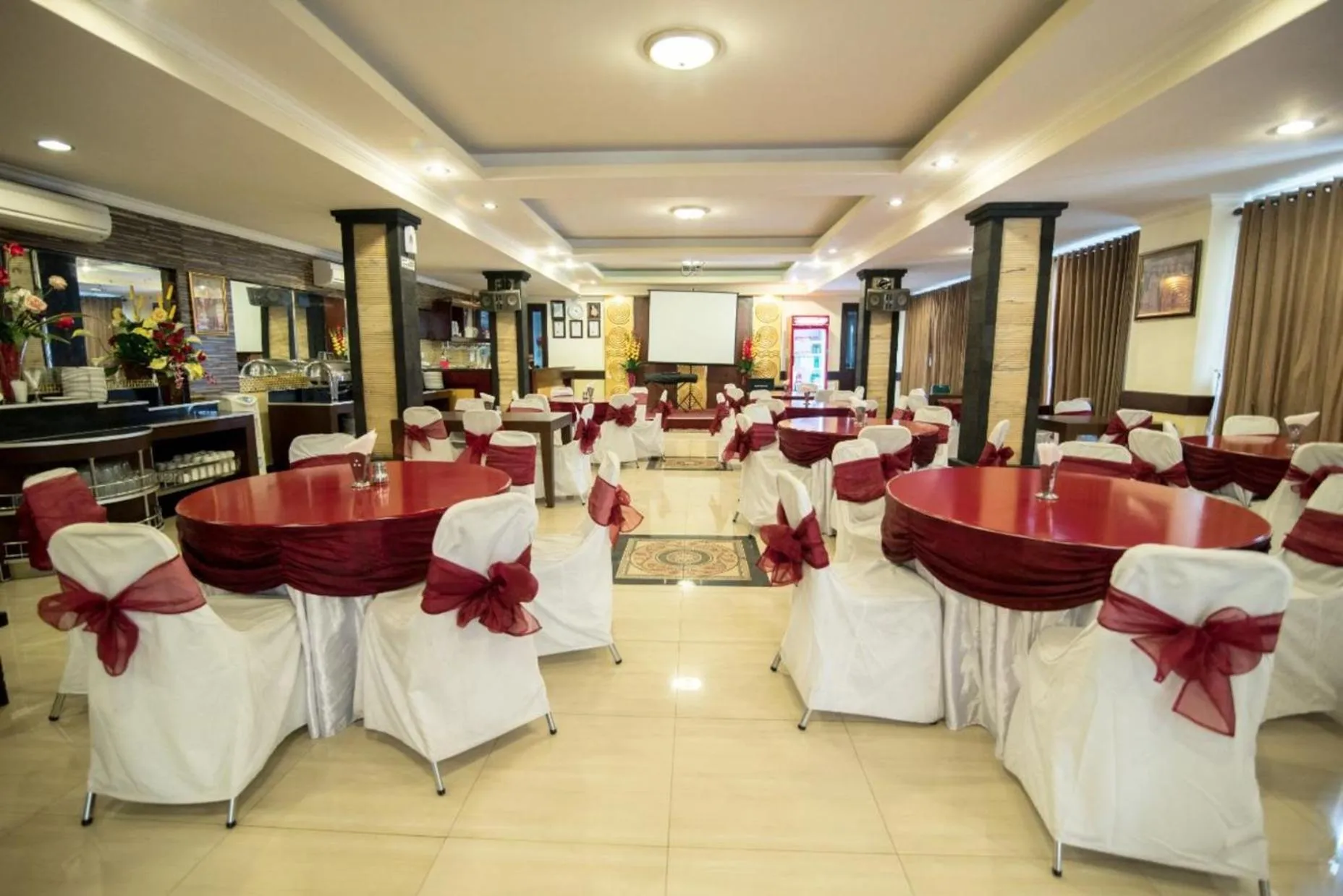 Restaurant/places to eat in Hotel Puri Nusa Indah