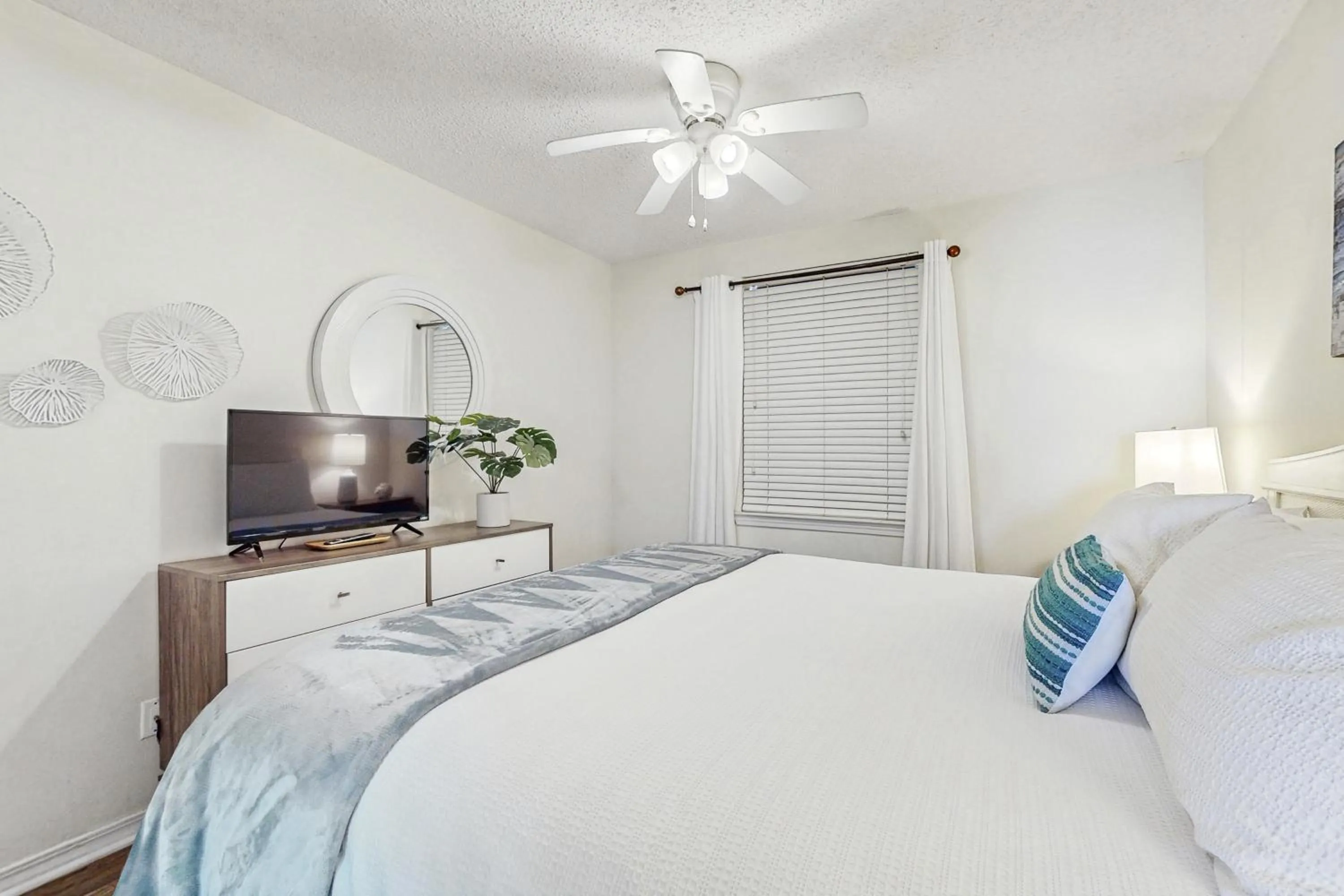 Bed in Royal Palms #1006