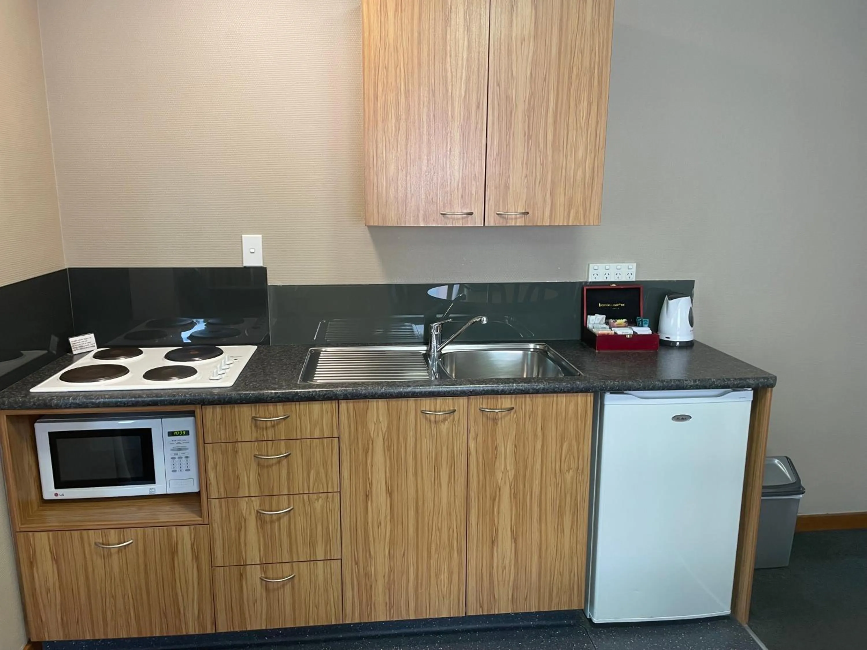 kitchen in Allan Court Motel