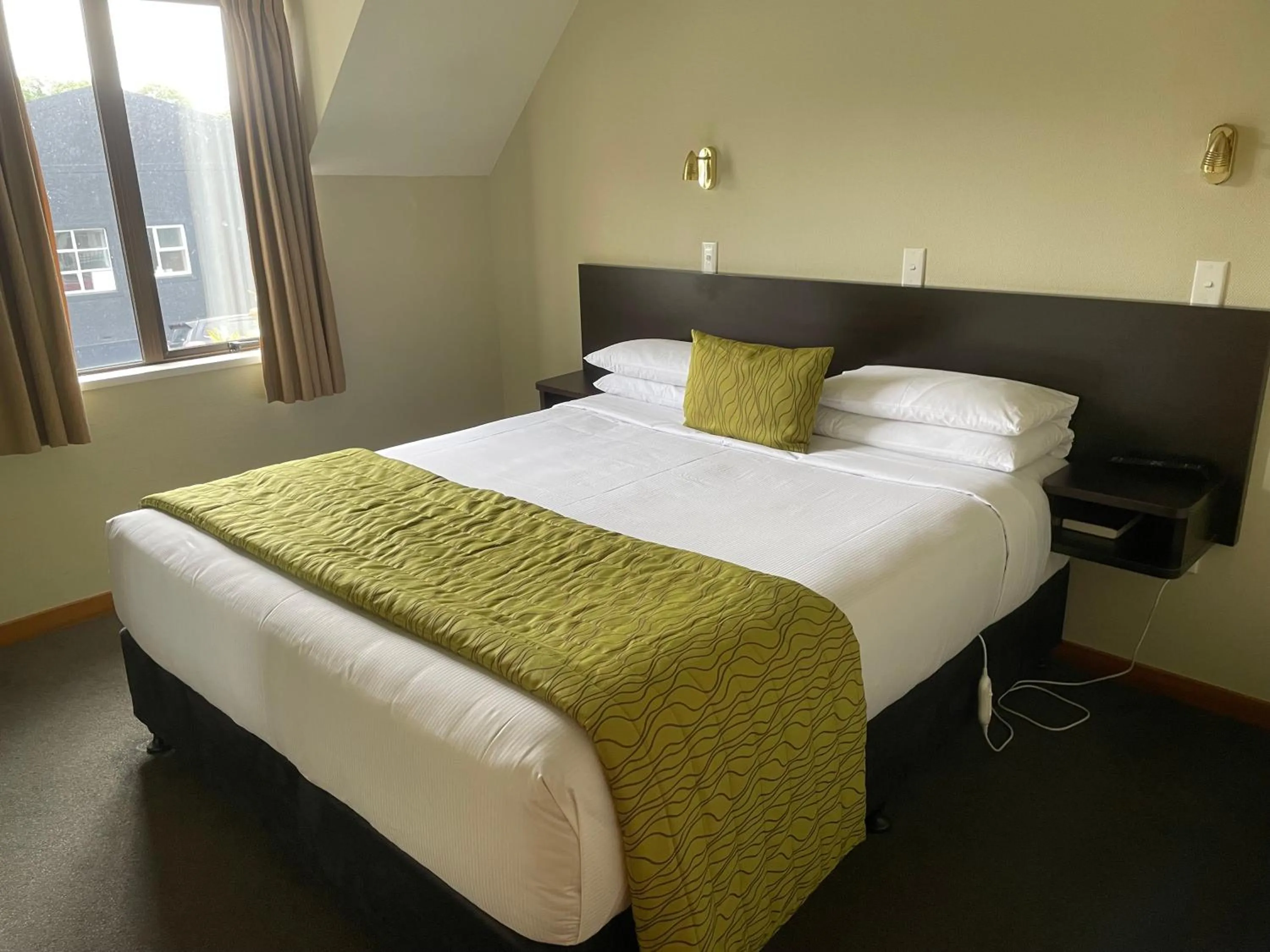 Bedroom, Bed in Allan Court Motel