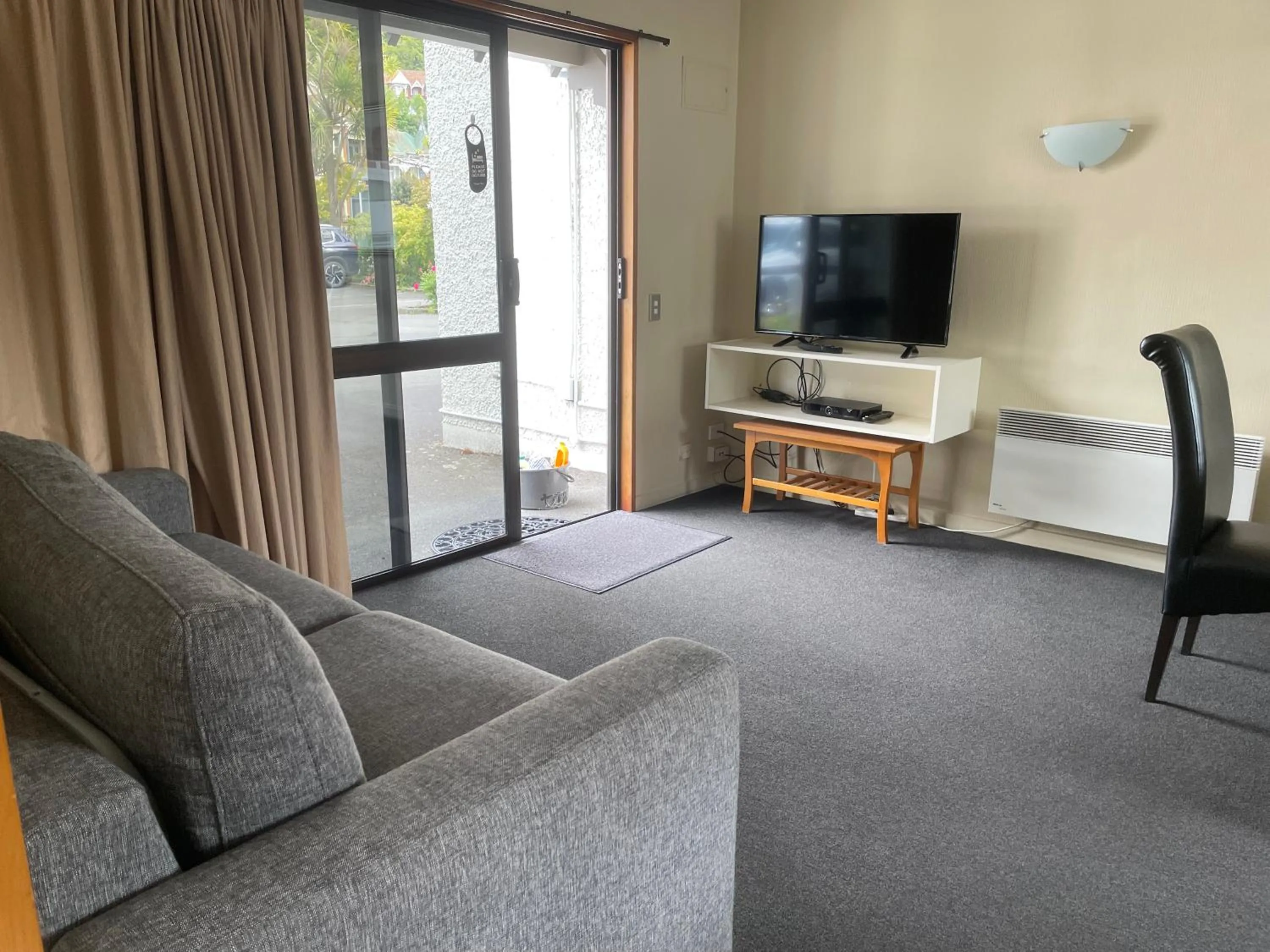 Living room in Allan Court Motel