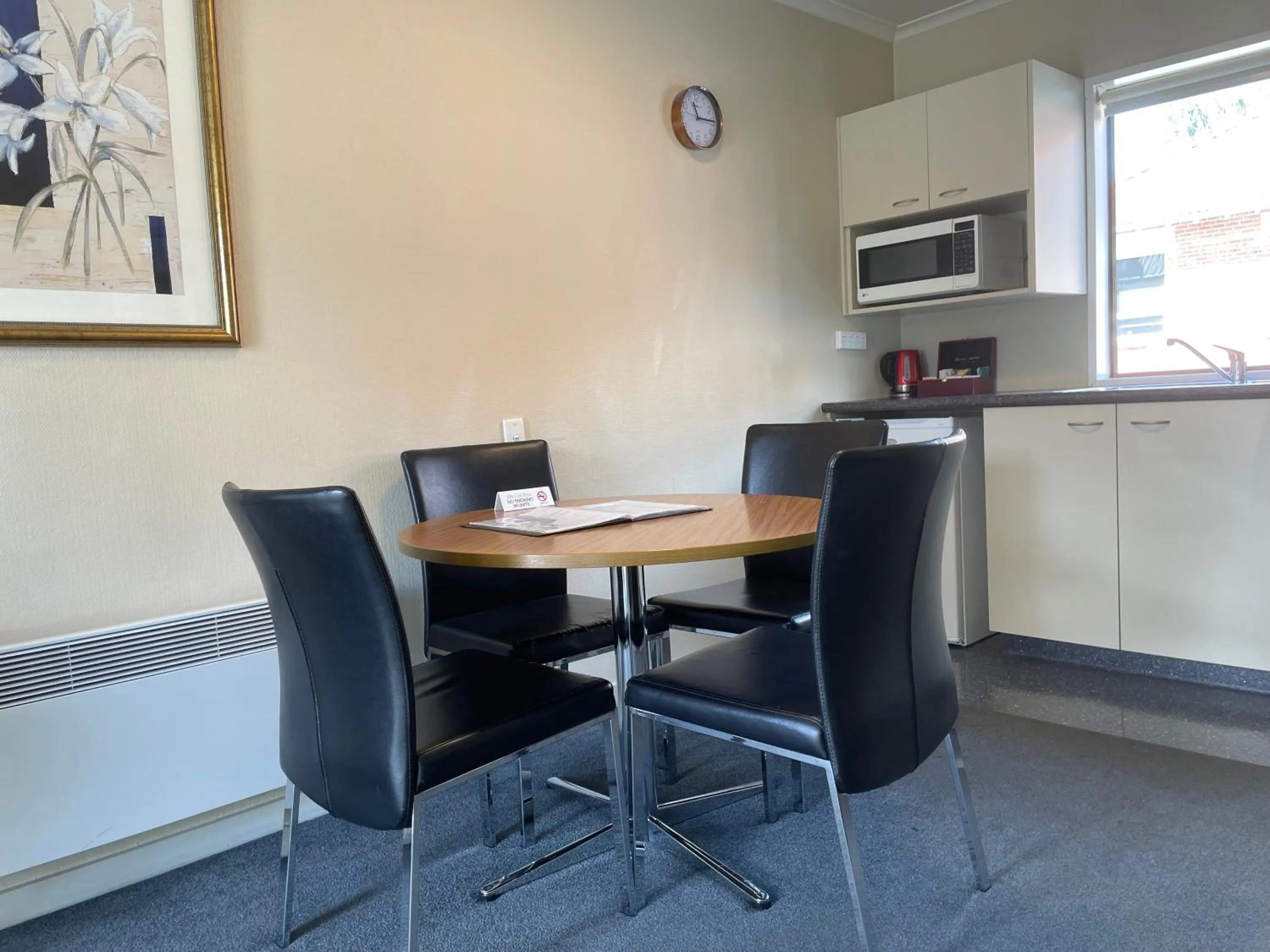 Living room in Allan Court Motel
