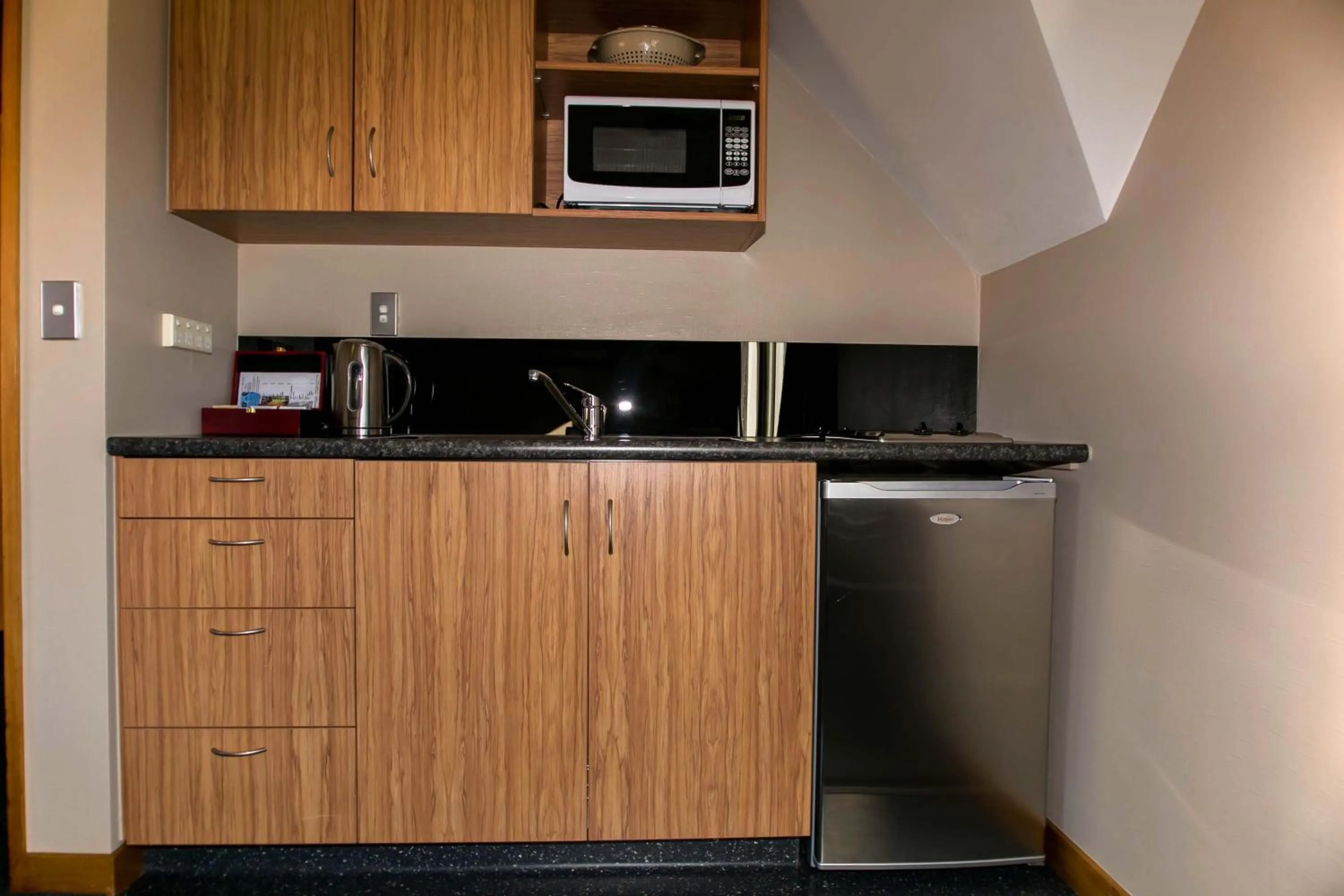 Kitchen or kitchenette in Allan Court Motel