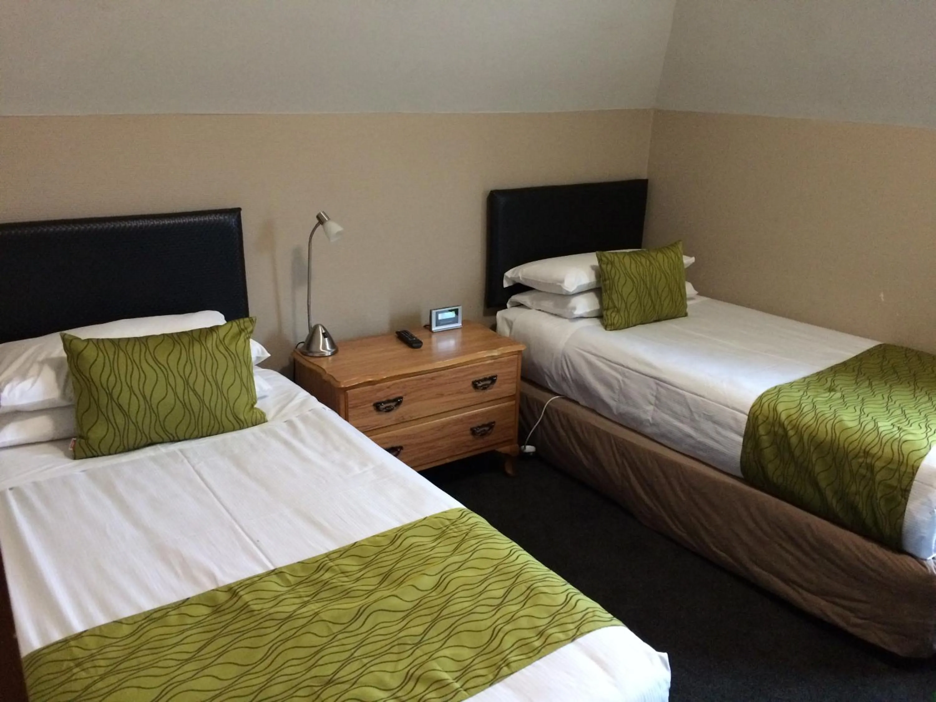 Bedroom, Bed in Allan Court Motel