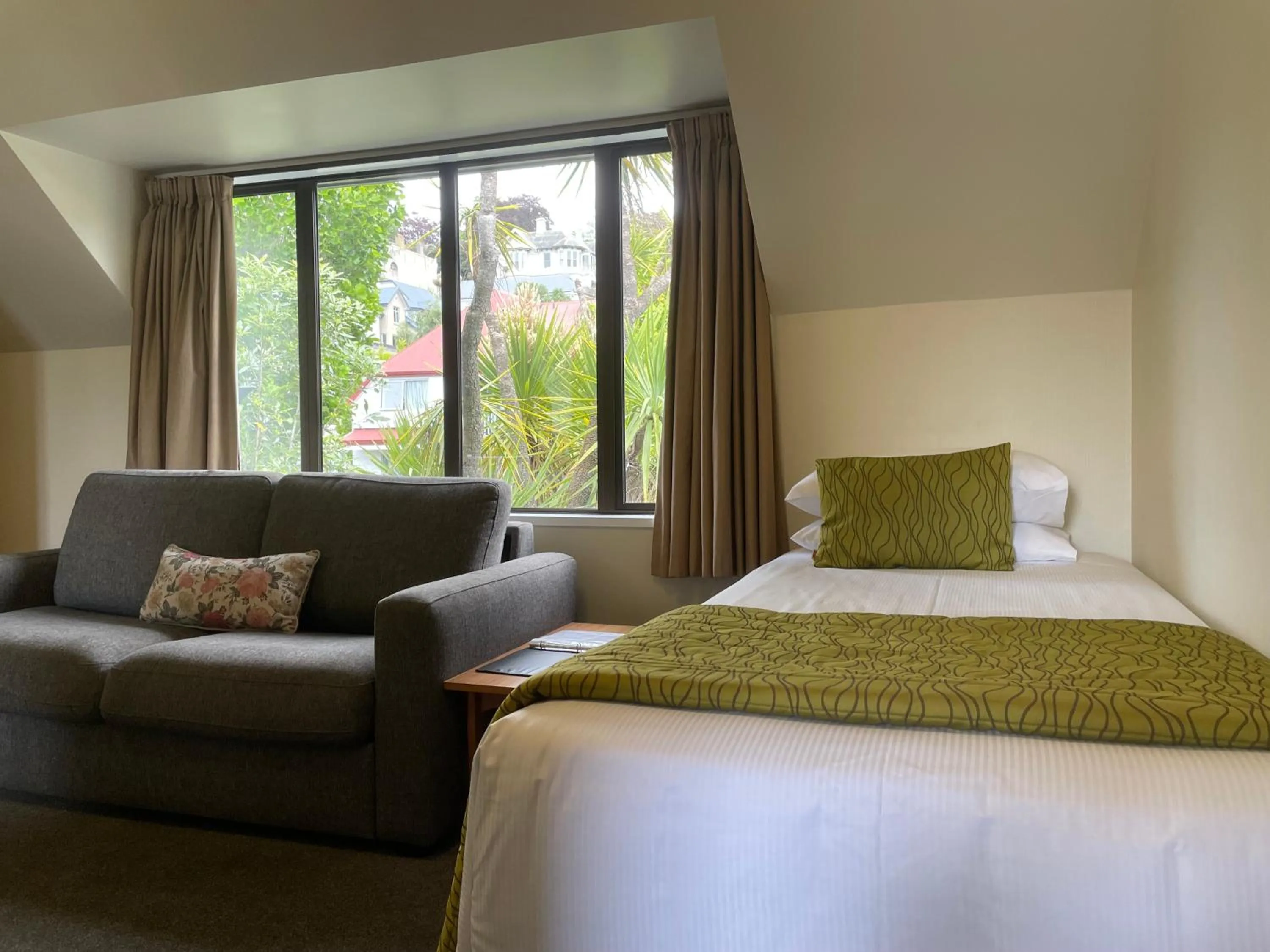 Living room, Bed in Allan Court Motel