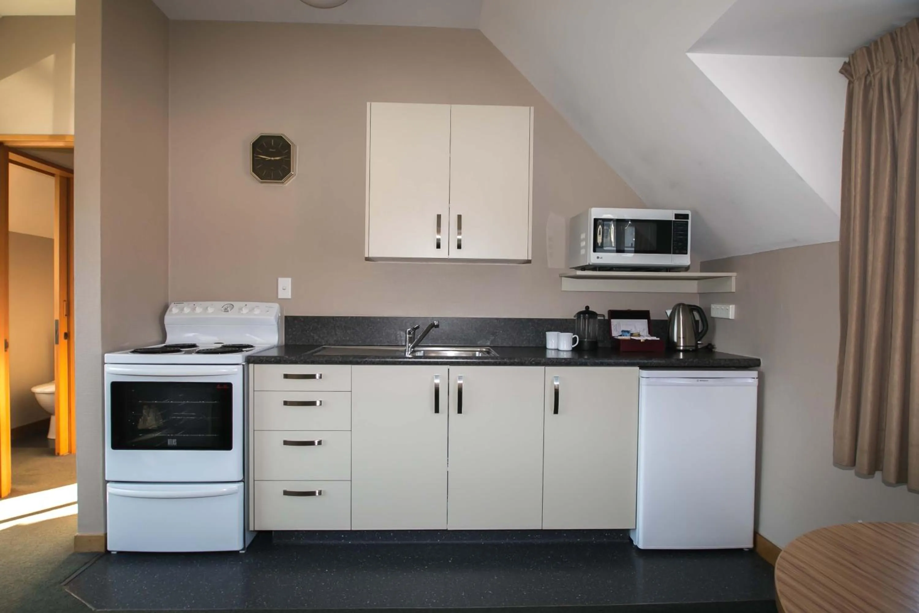 Kitchen or kitchenette in Allan Court Motel