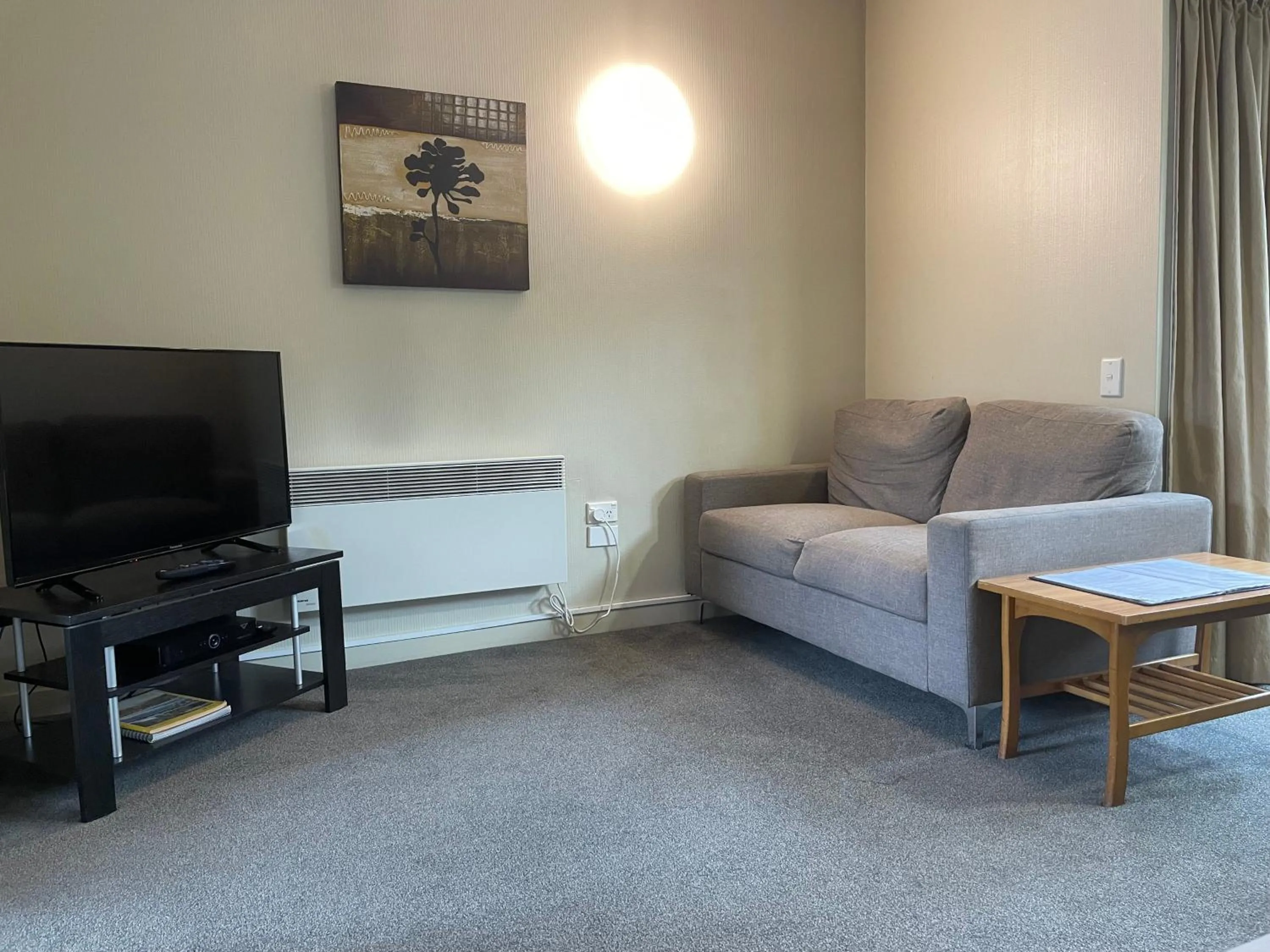 Living room in Allan Court Motel