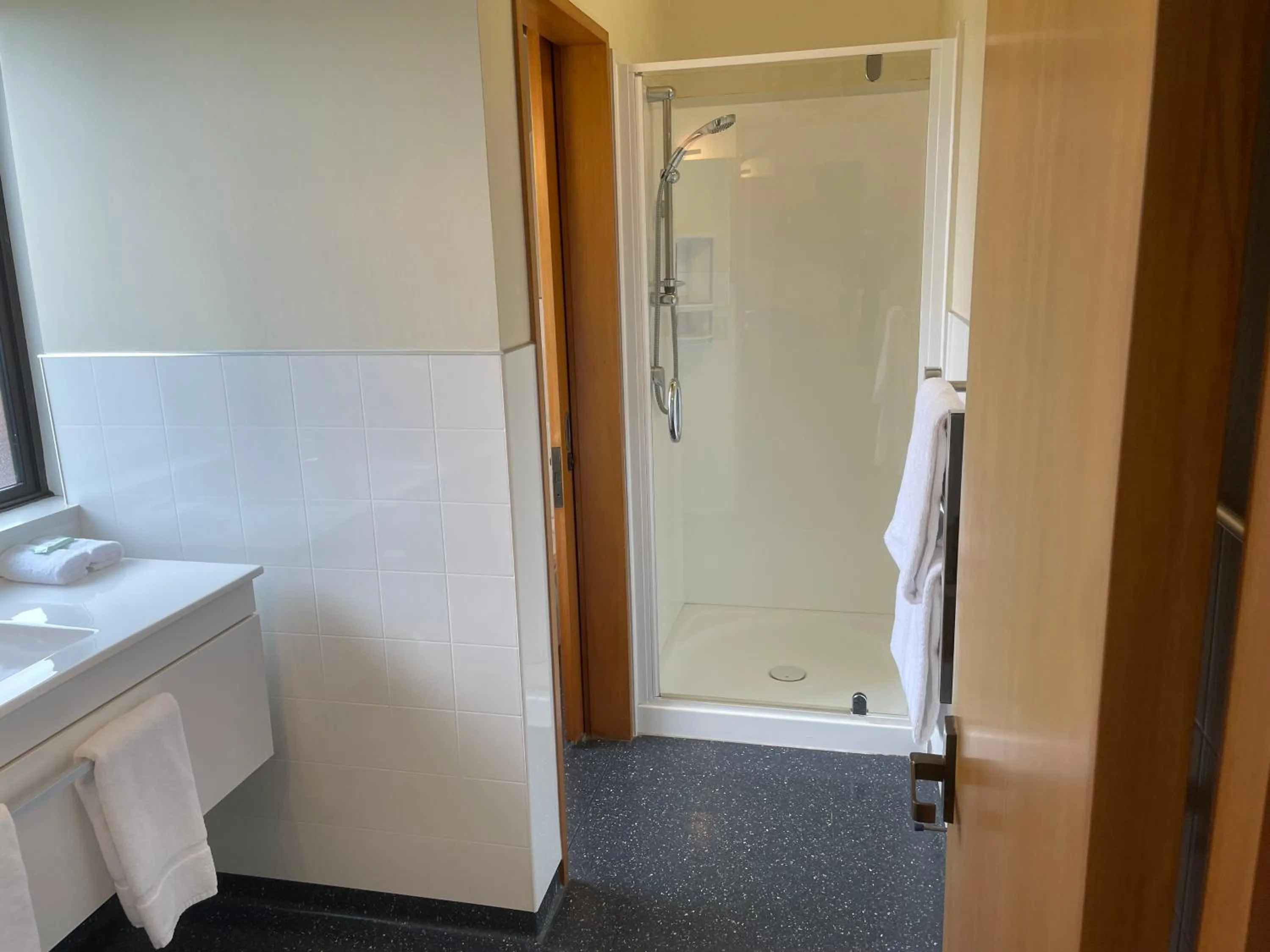 Bathroom in Allan Court Motel