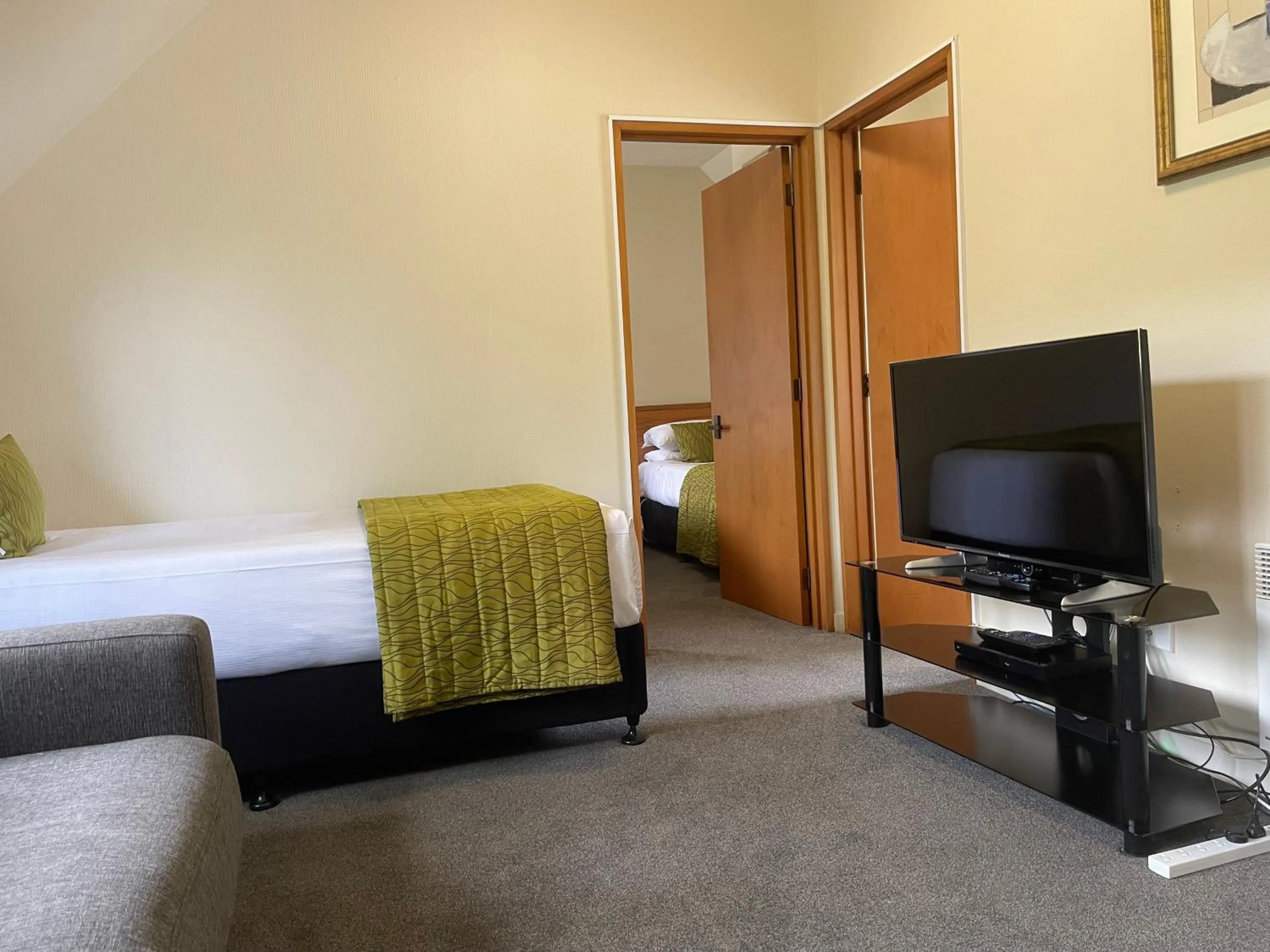Living room, Bed in Allan Court Motel