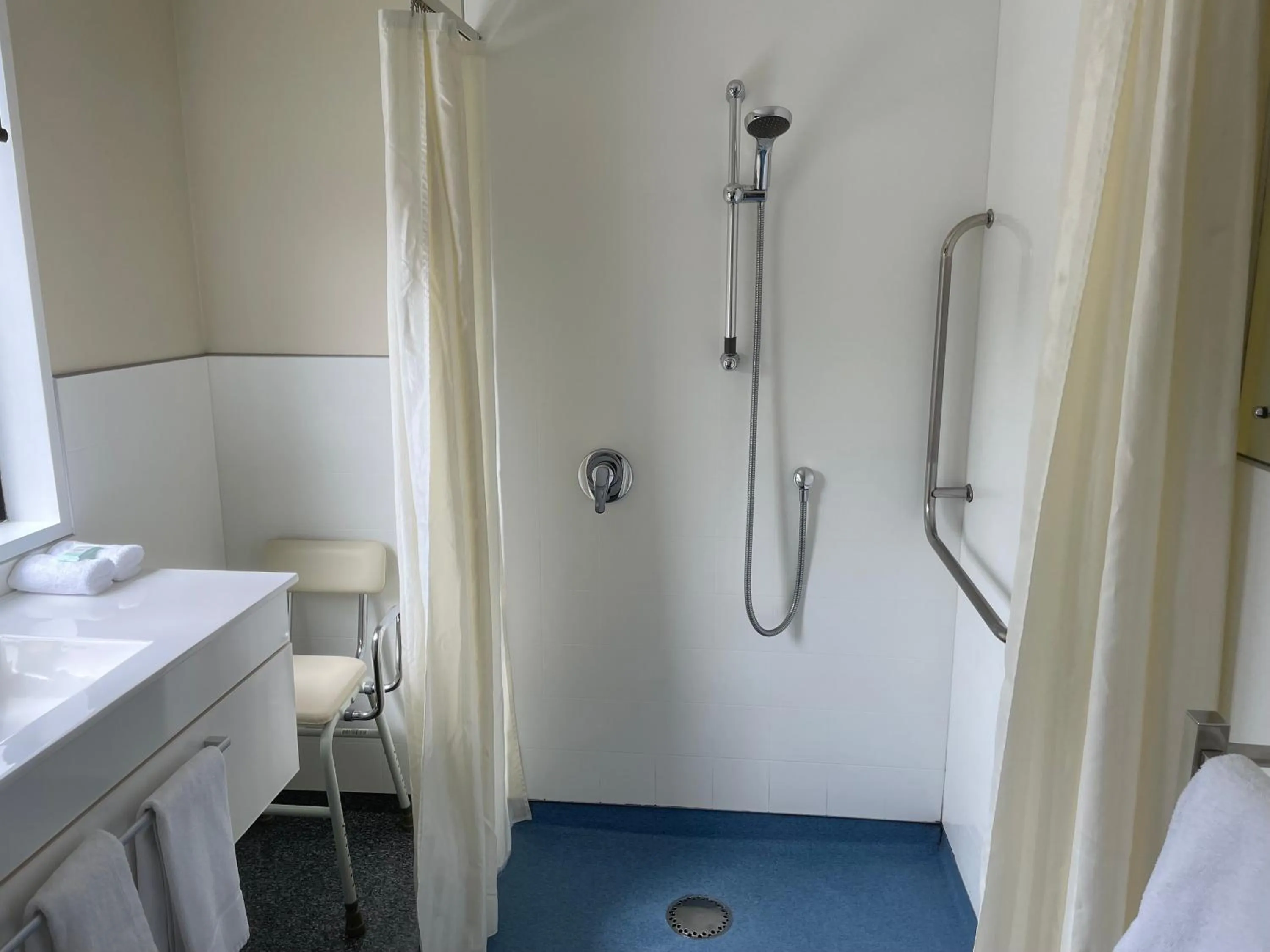 Shower in Allan Court Motel