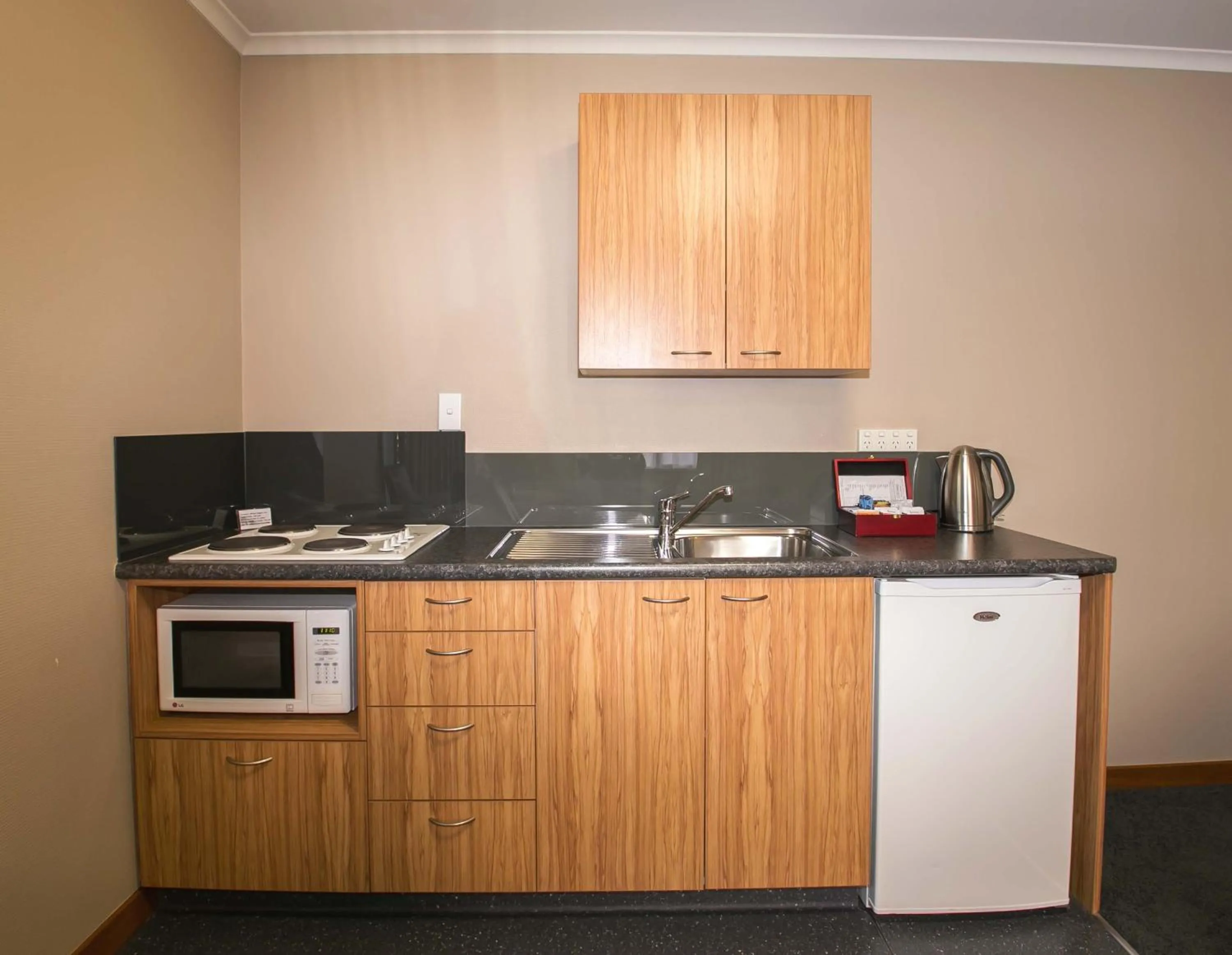 Kitchen or kitchenette in Allan Court Motel