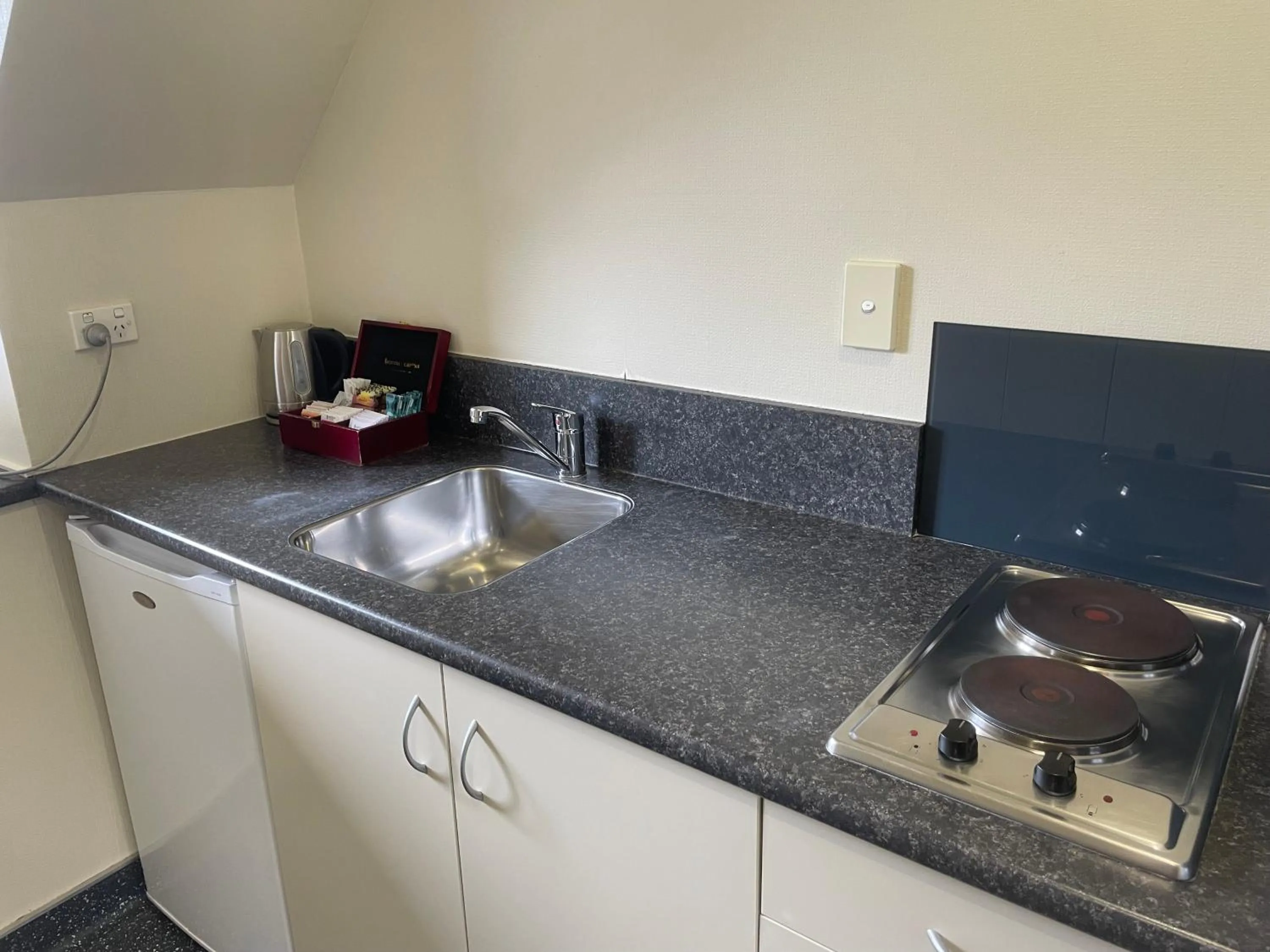 Kitchen or kitchenette in Allan Court Motel