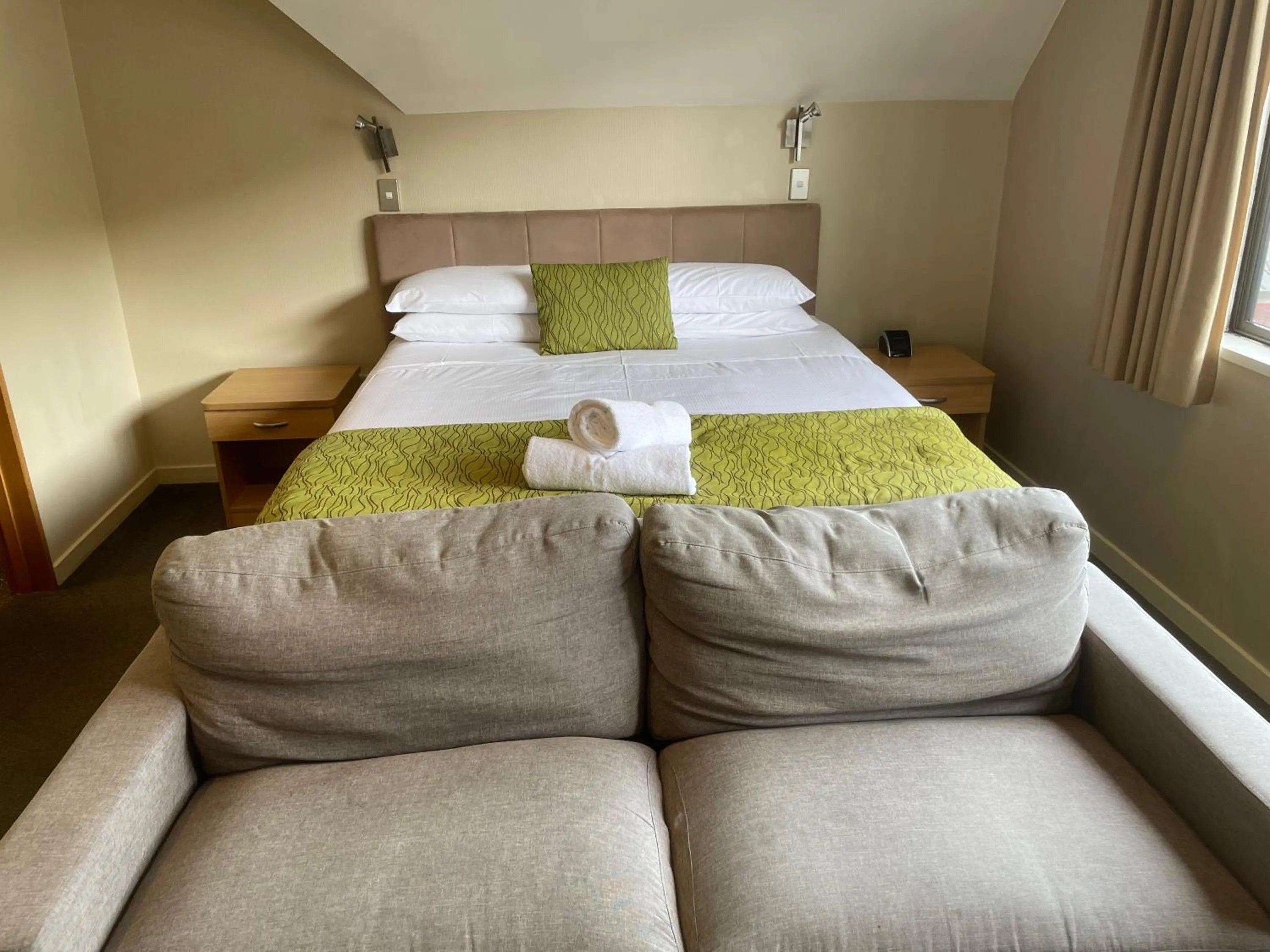 Bedroom, Bed in Allan Court Motel