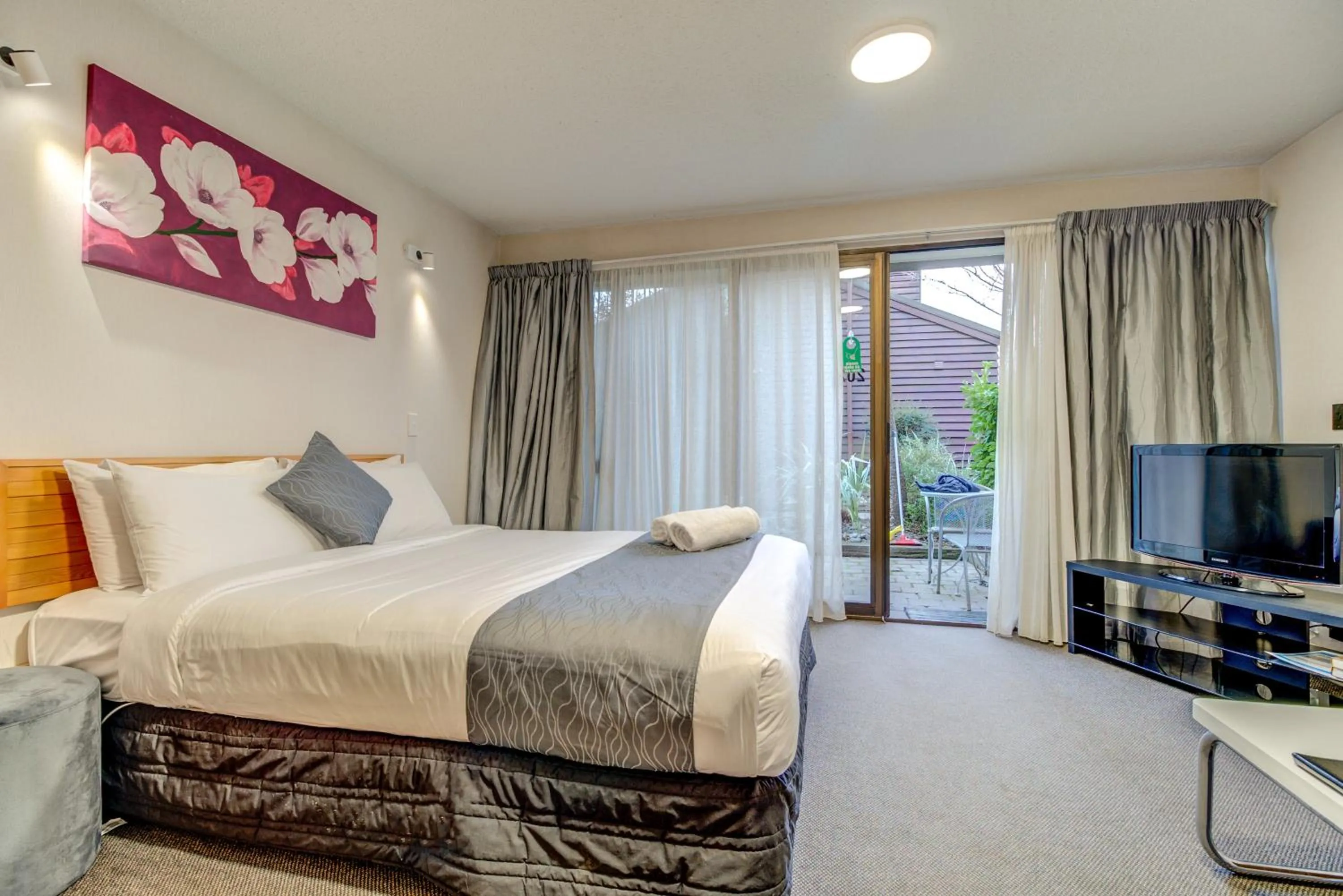 TV and multimedia, Bed in The Lofts Apartments