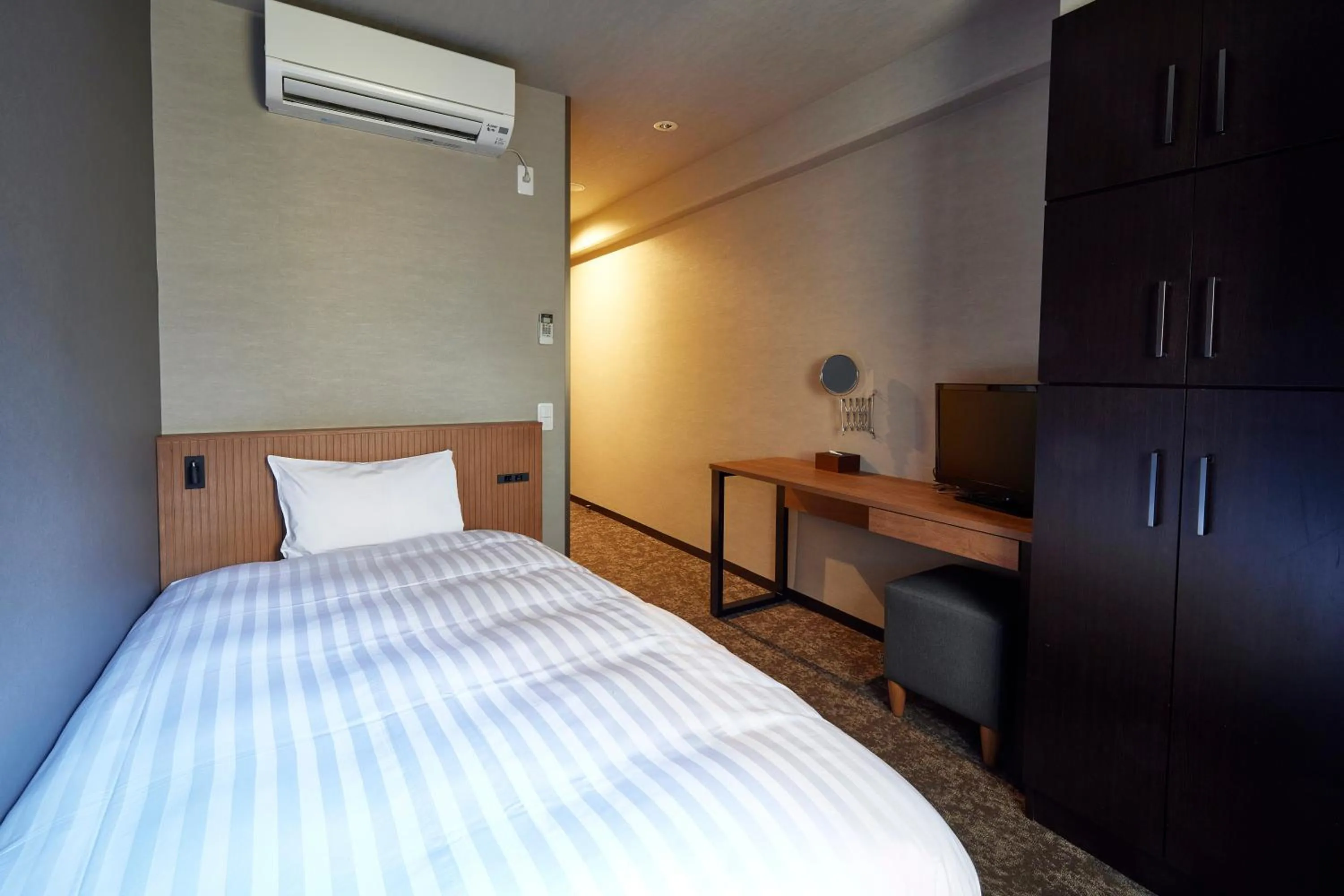 Bed in 3s HOTEL ATSUGI