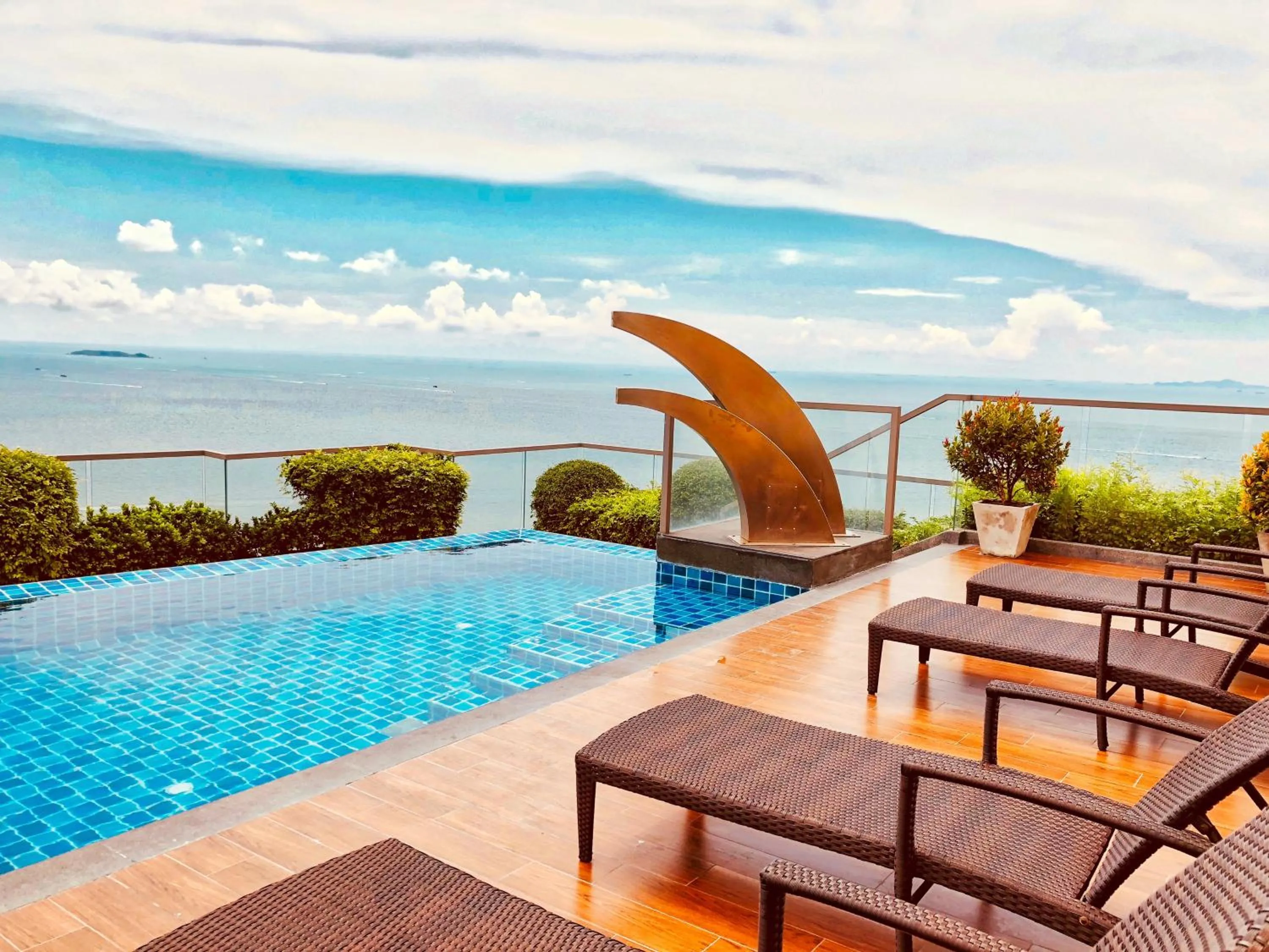 The Peak Towers - Luxury High Floor Ocean View - 2 Pools & Gym
