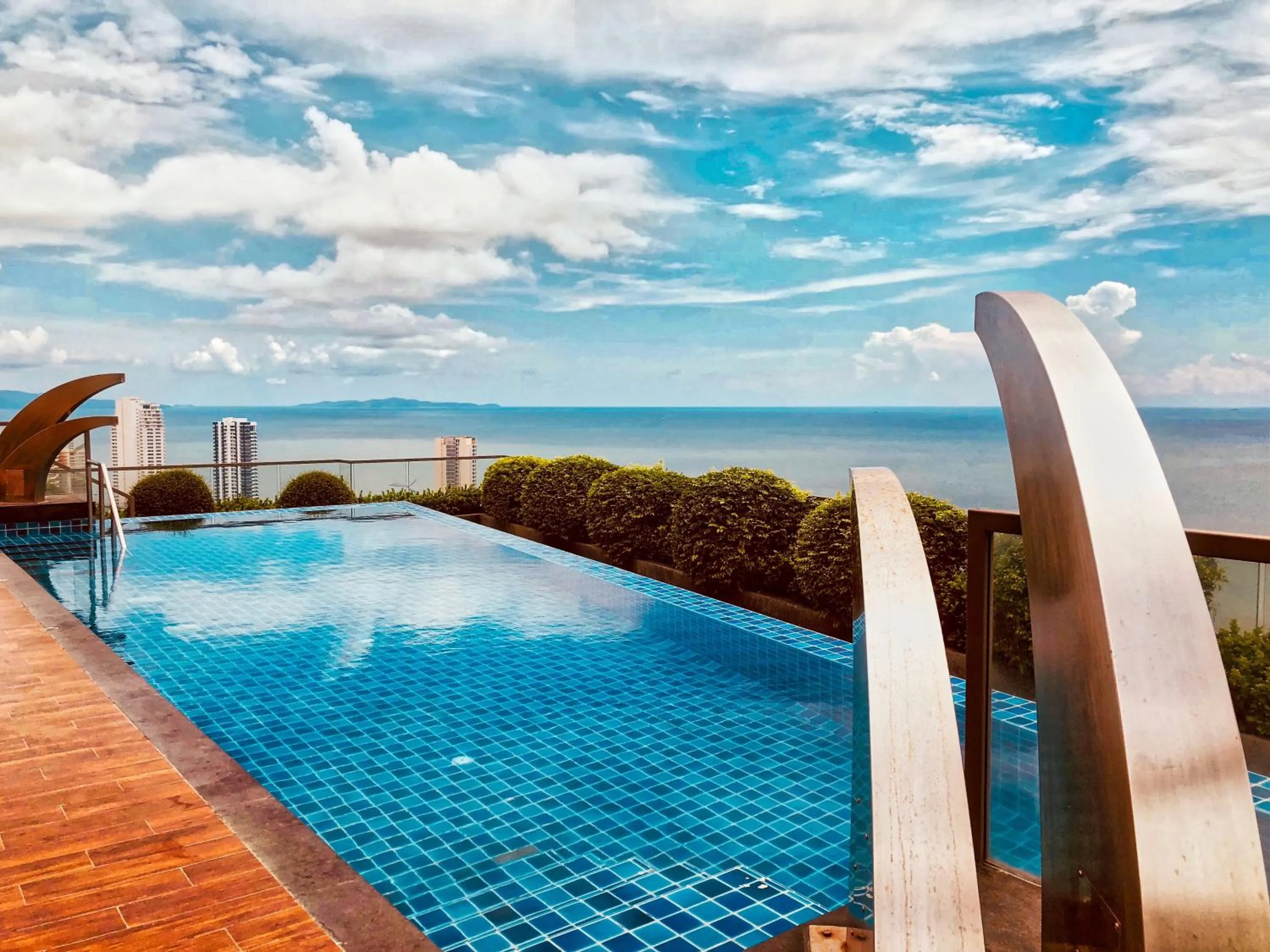 The Peak Towers - Luxury High Floor Ocean View - 2 Pools & Gym