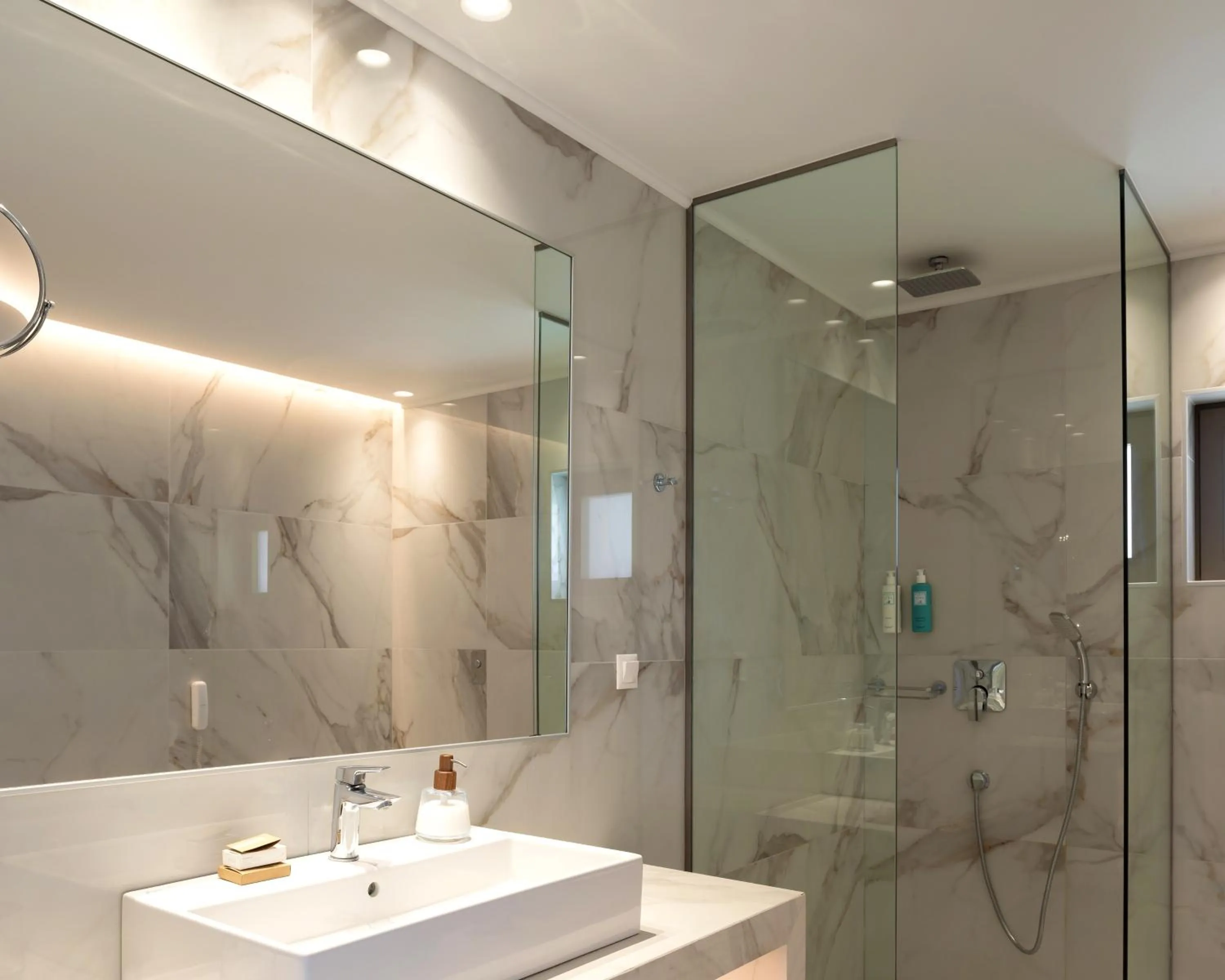 Shower in High Beach White - Adults Only