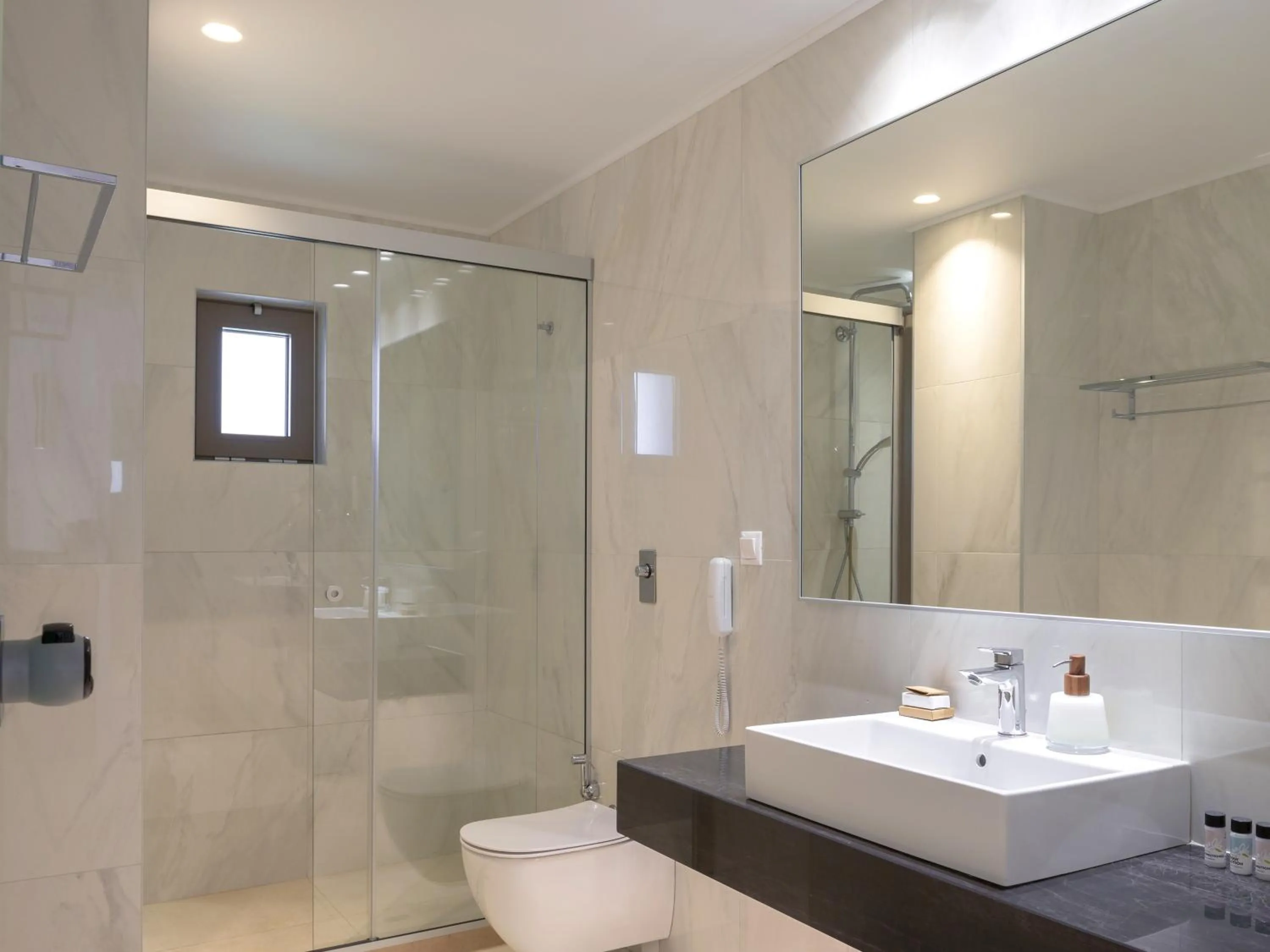 Shower in High Beach White - Adults Only