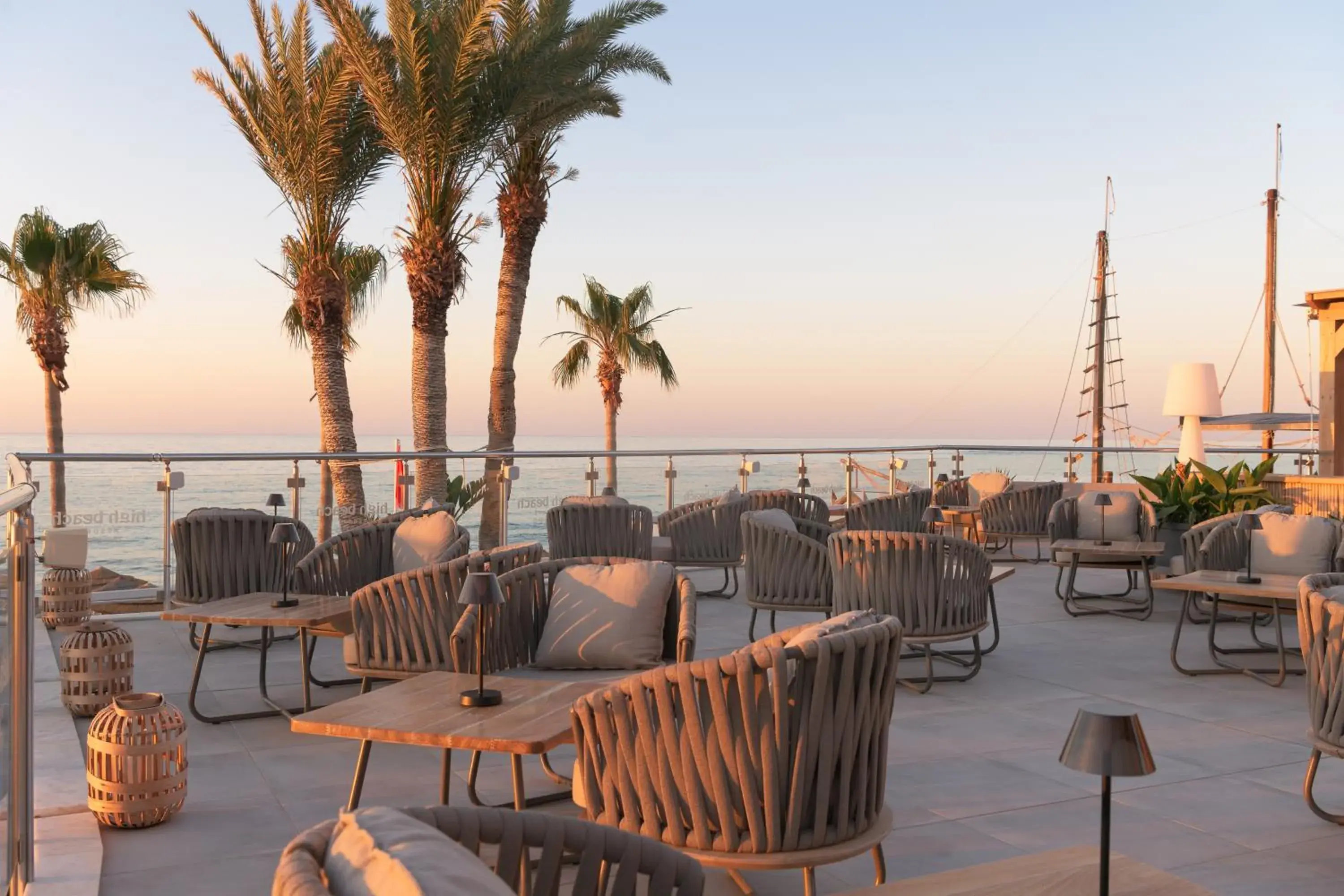 Lounge or bar in High Beach White - Adults Only Lounge or bar in High Beach White - Adults Only