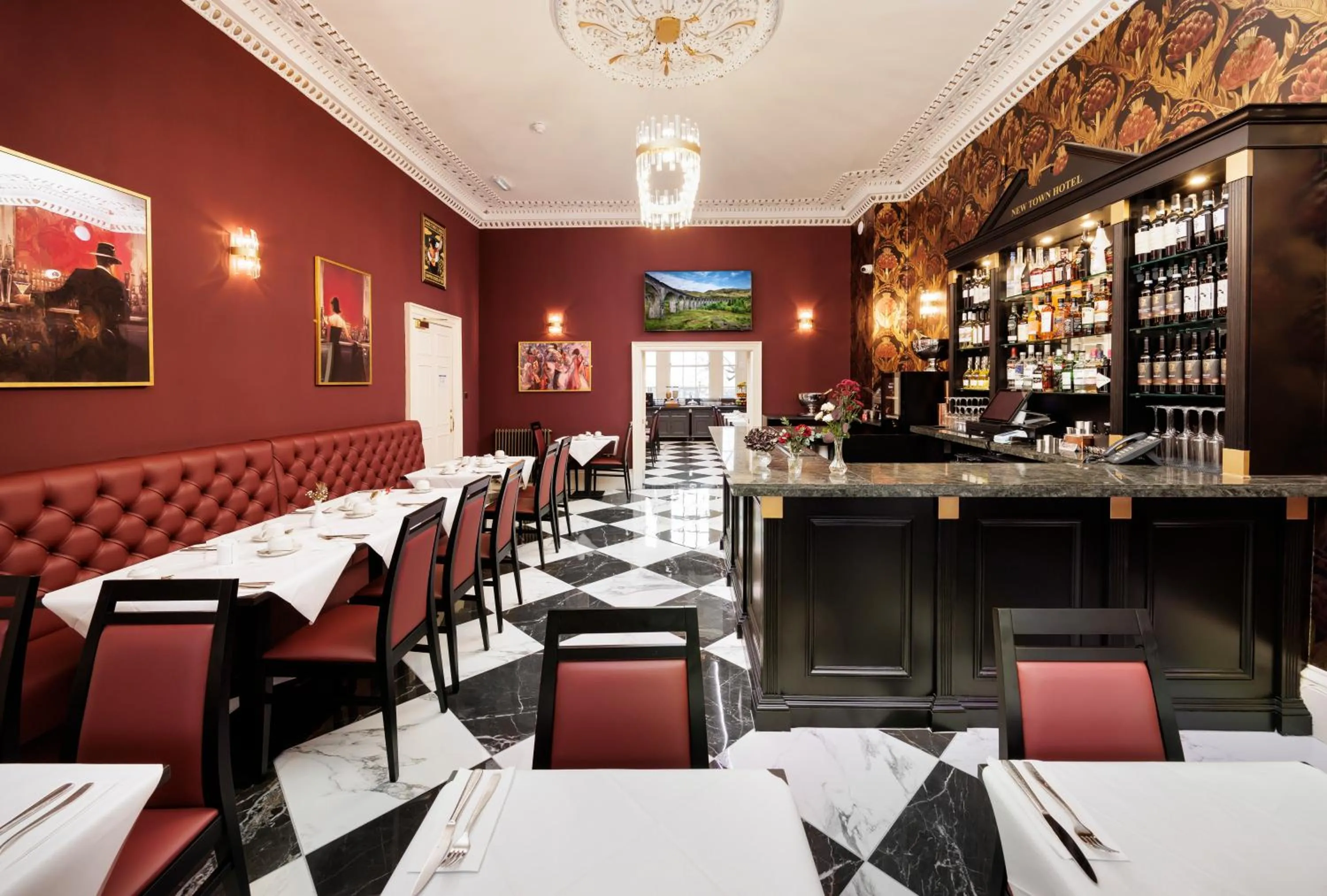 Lounge or bar in New Town Hotel