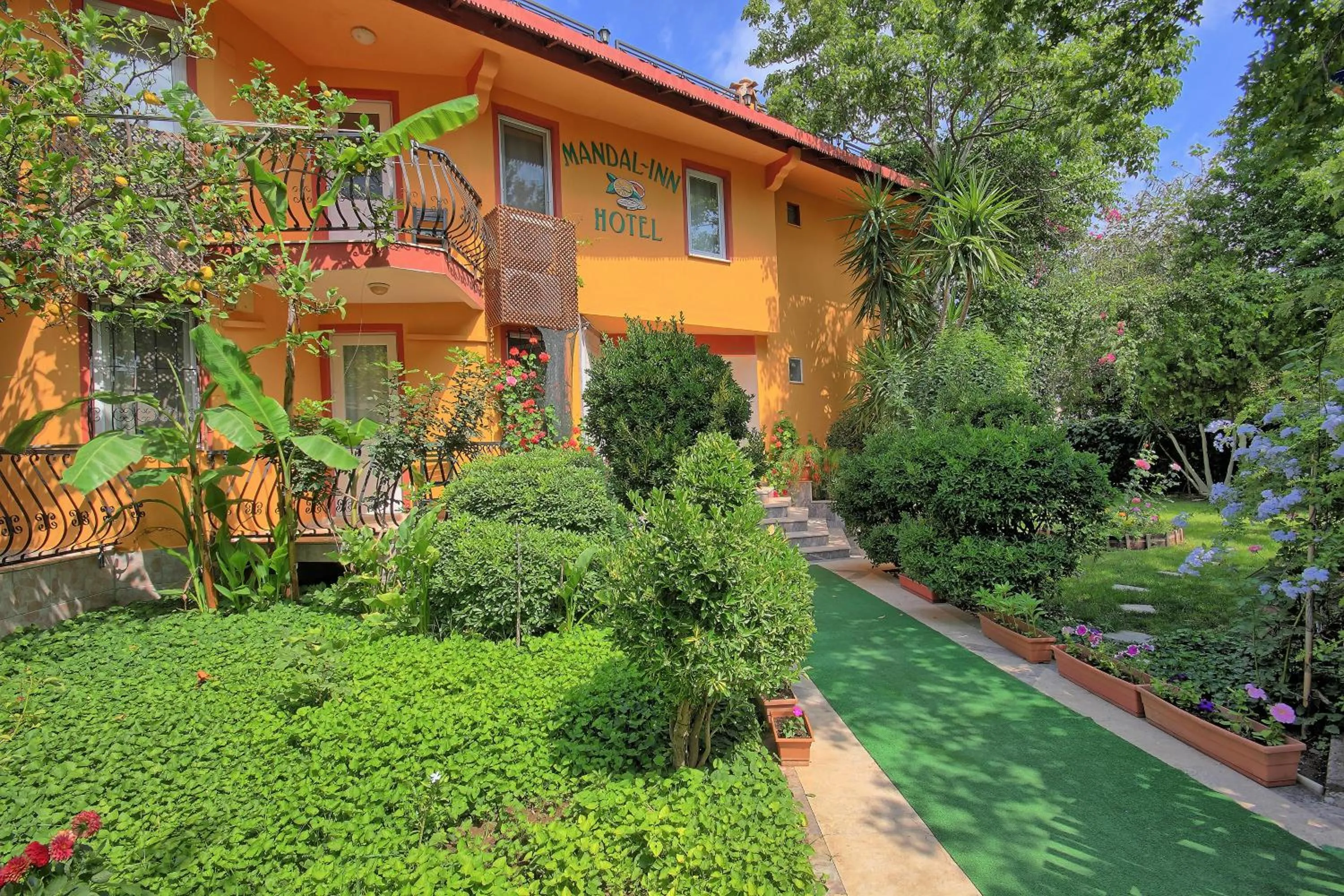 Facade/entrance in Mandalinn Hotel