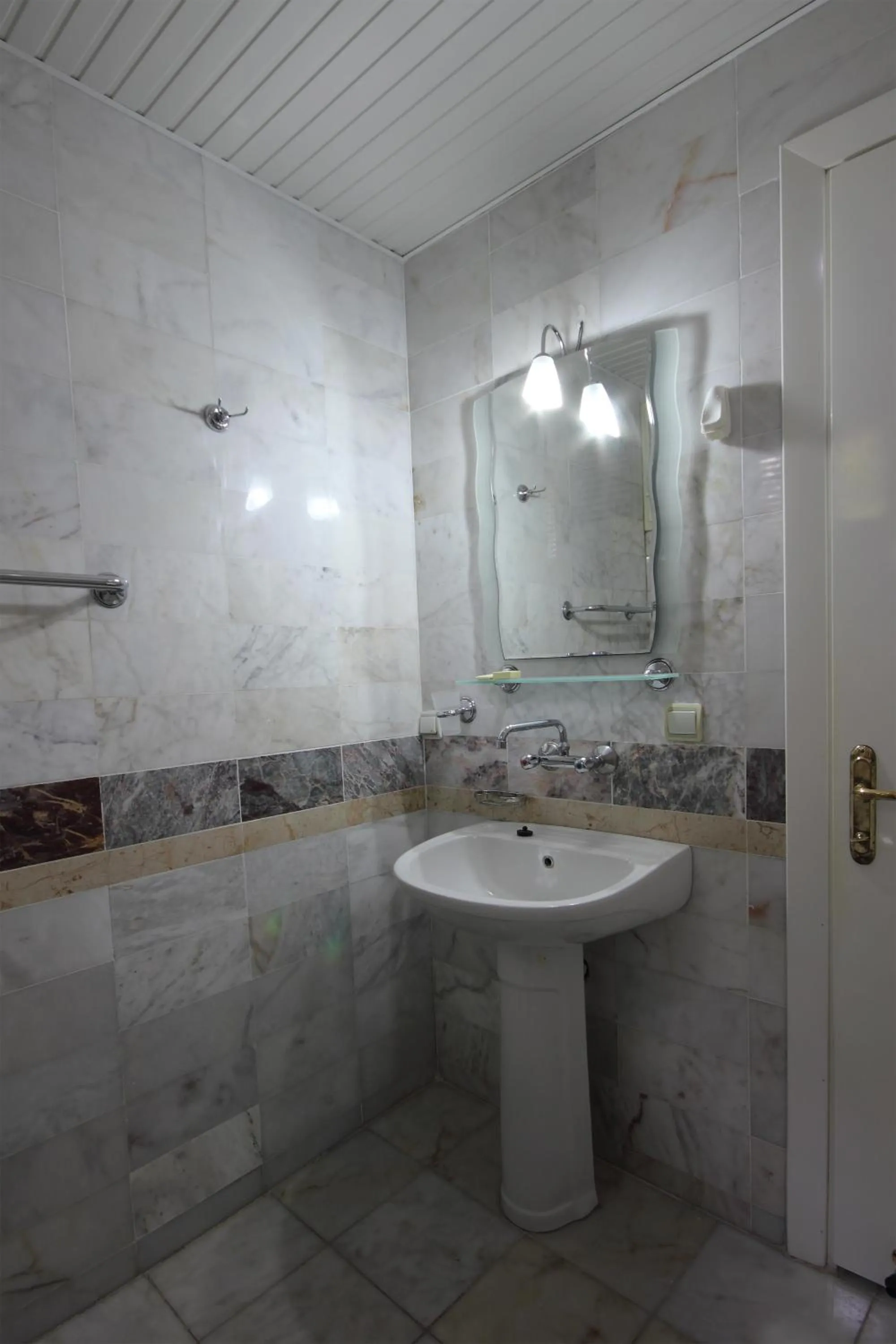 Bathroom in Mandalinn Hotel