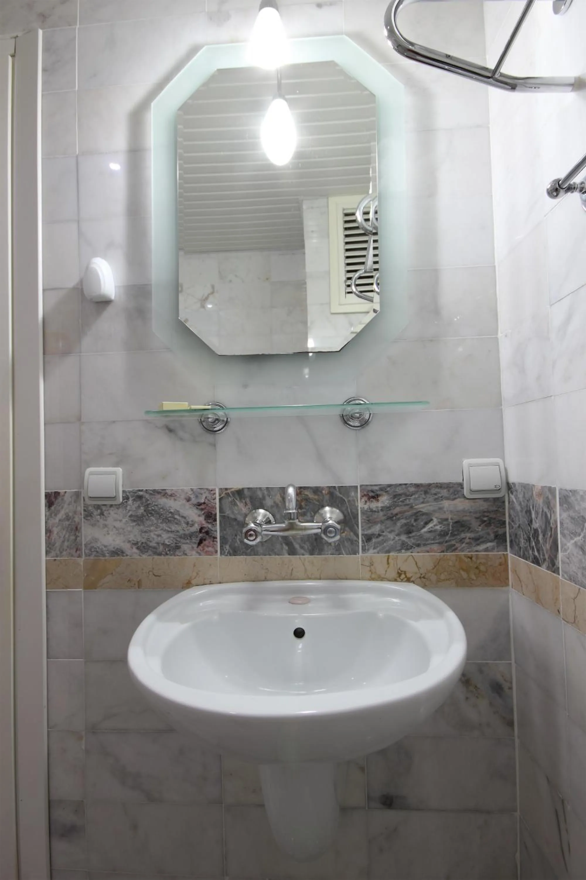 Bathroom in Mandalinn Hotel