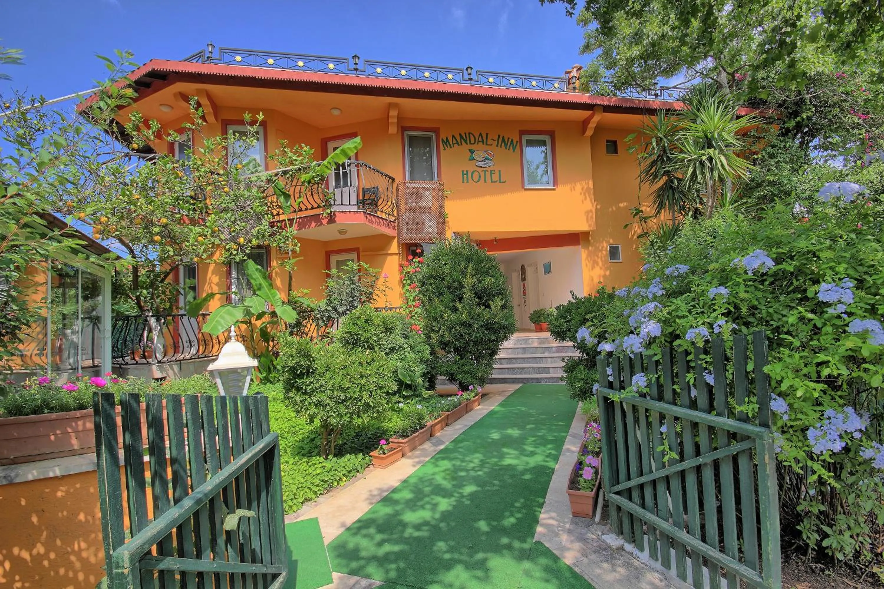 Facade/entrance in Mandalinn Hotel