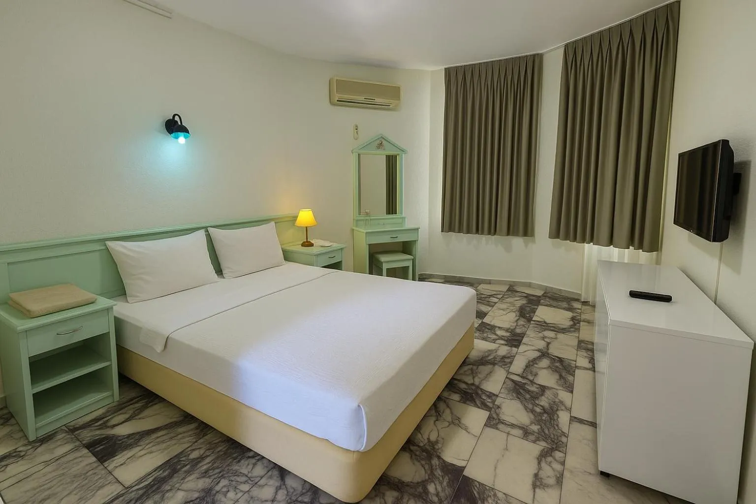 Bed in Mandalinn Hotel