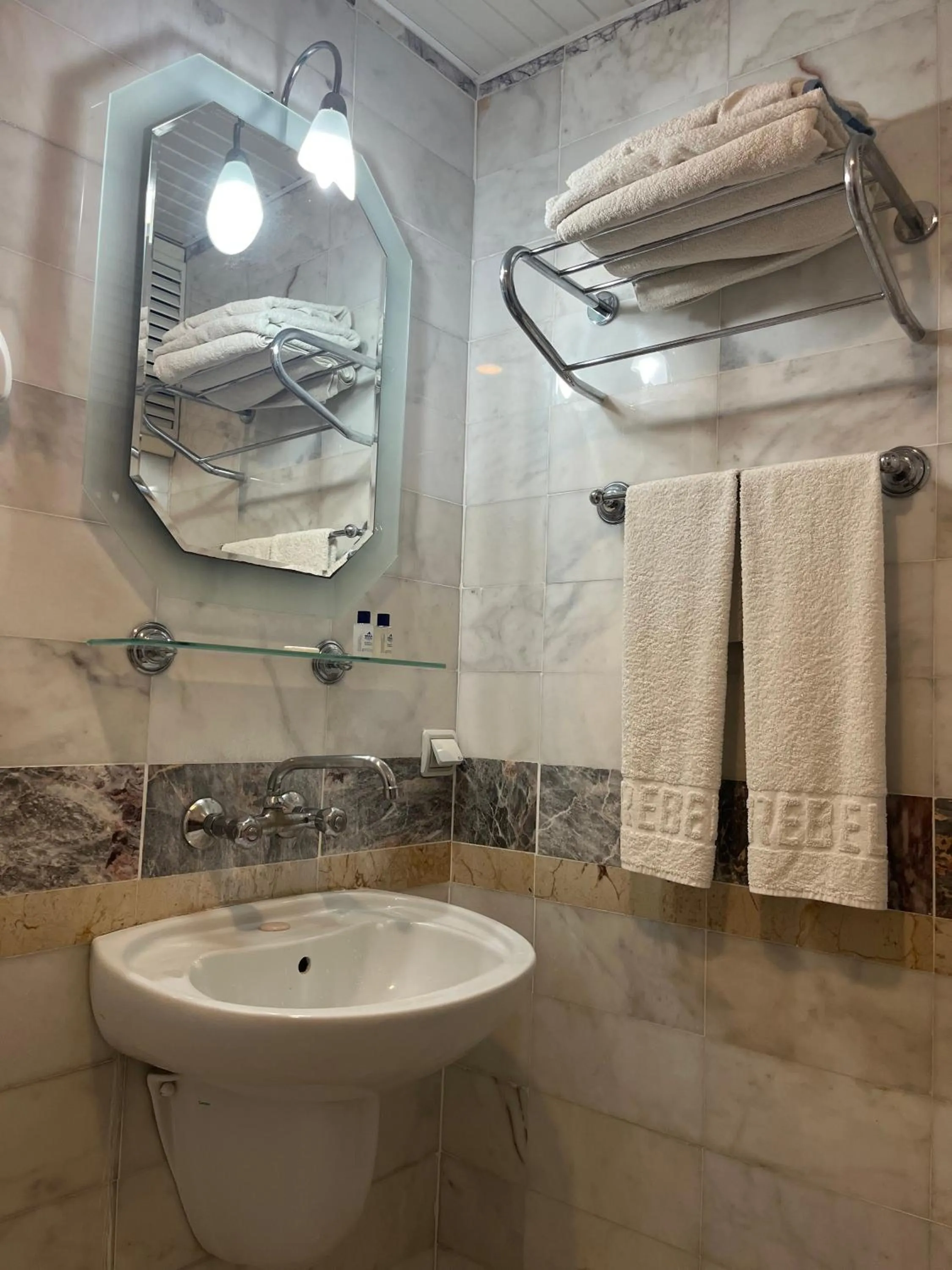 Bathroom in Mandalinn Hotel