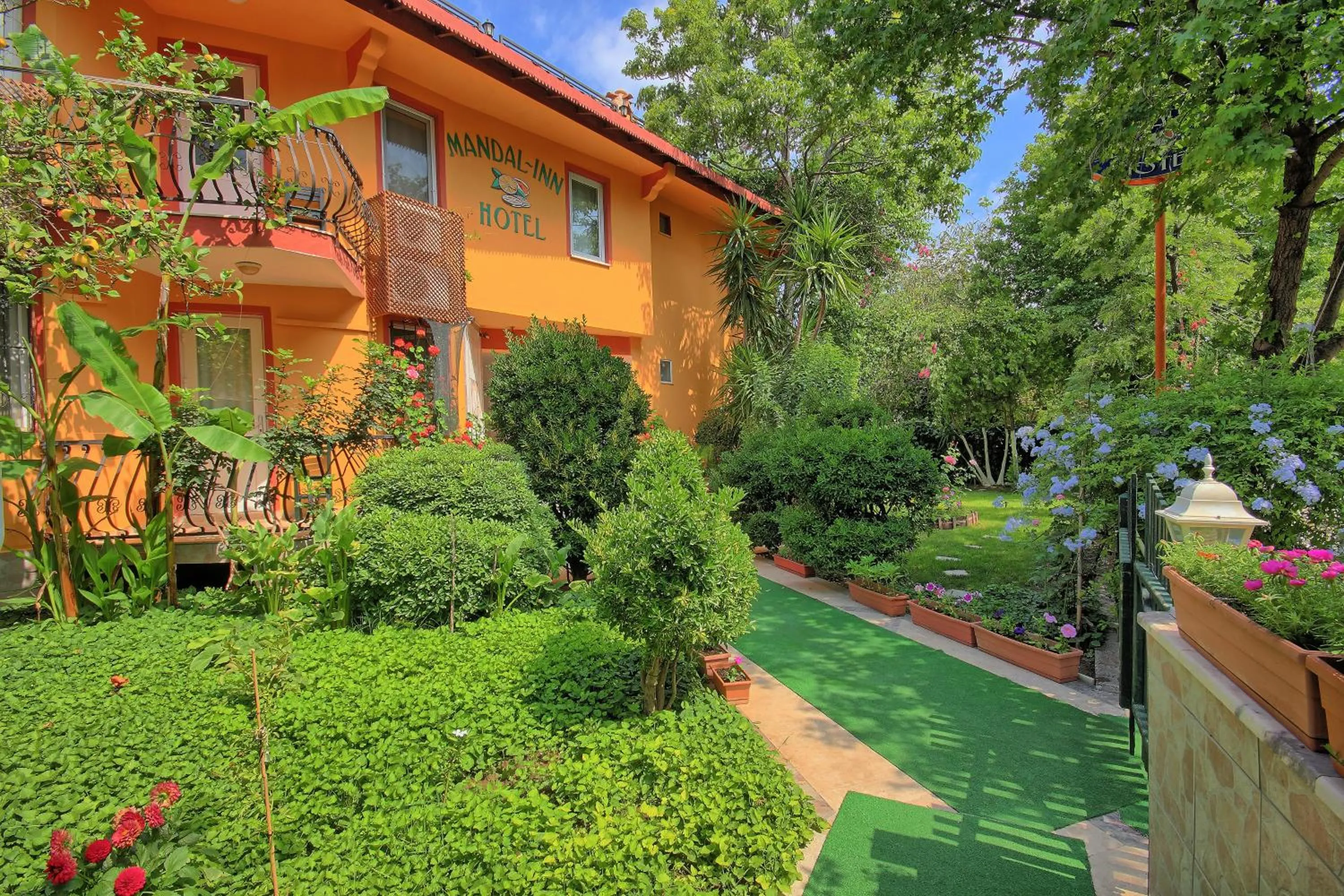 Facade/entrance in Mandalinn Hotel