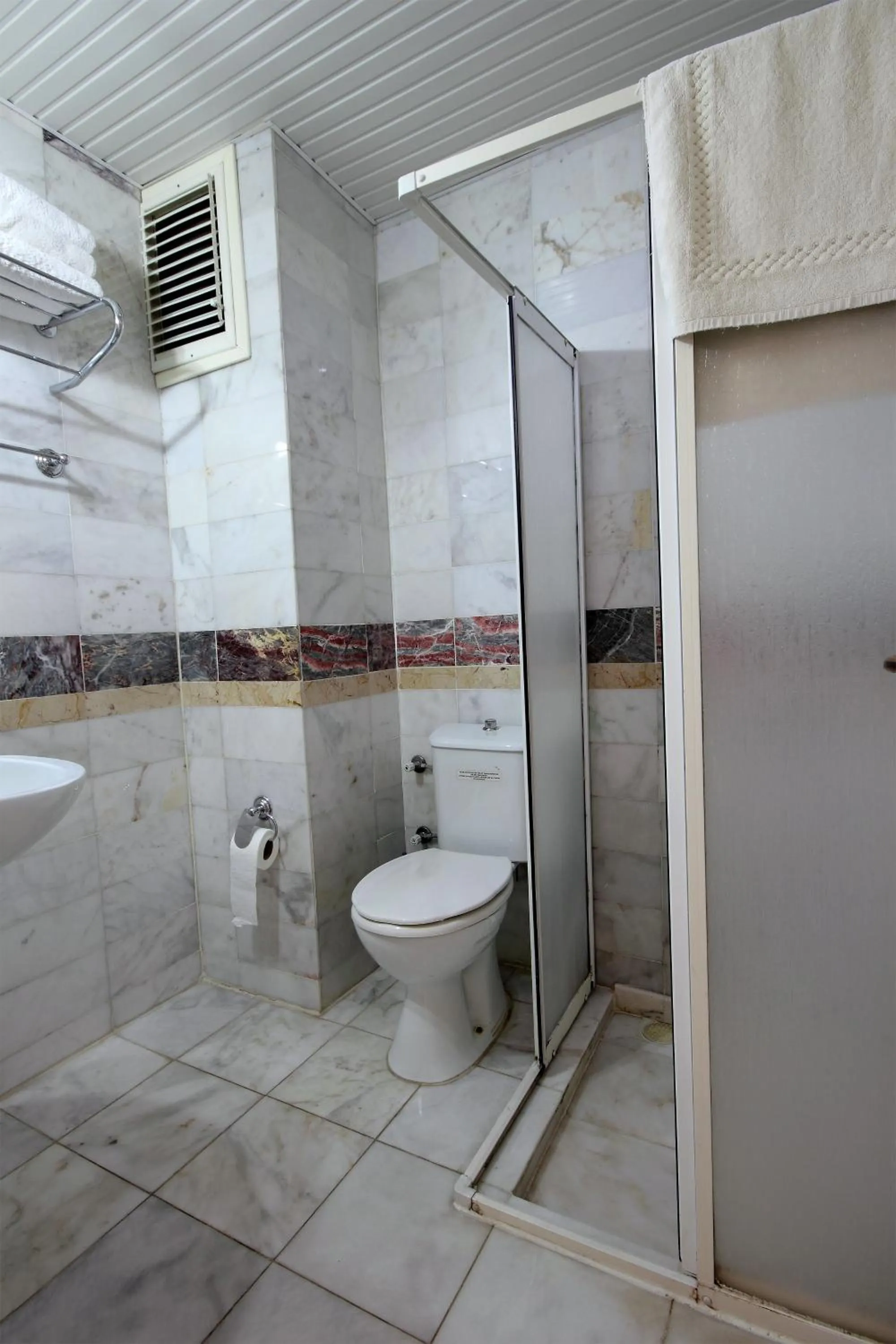 Bathroom in Mandalinn Hotel