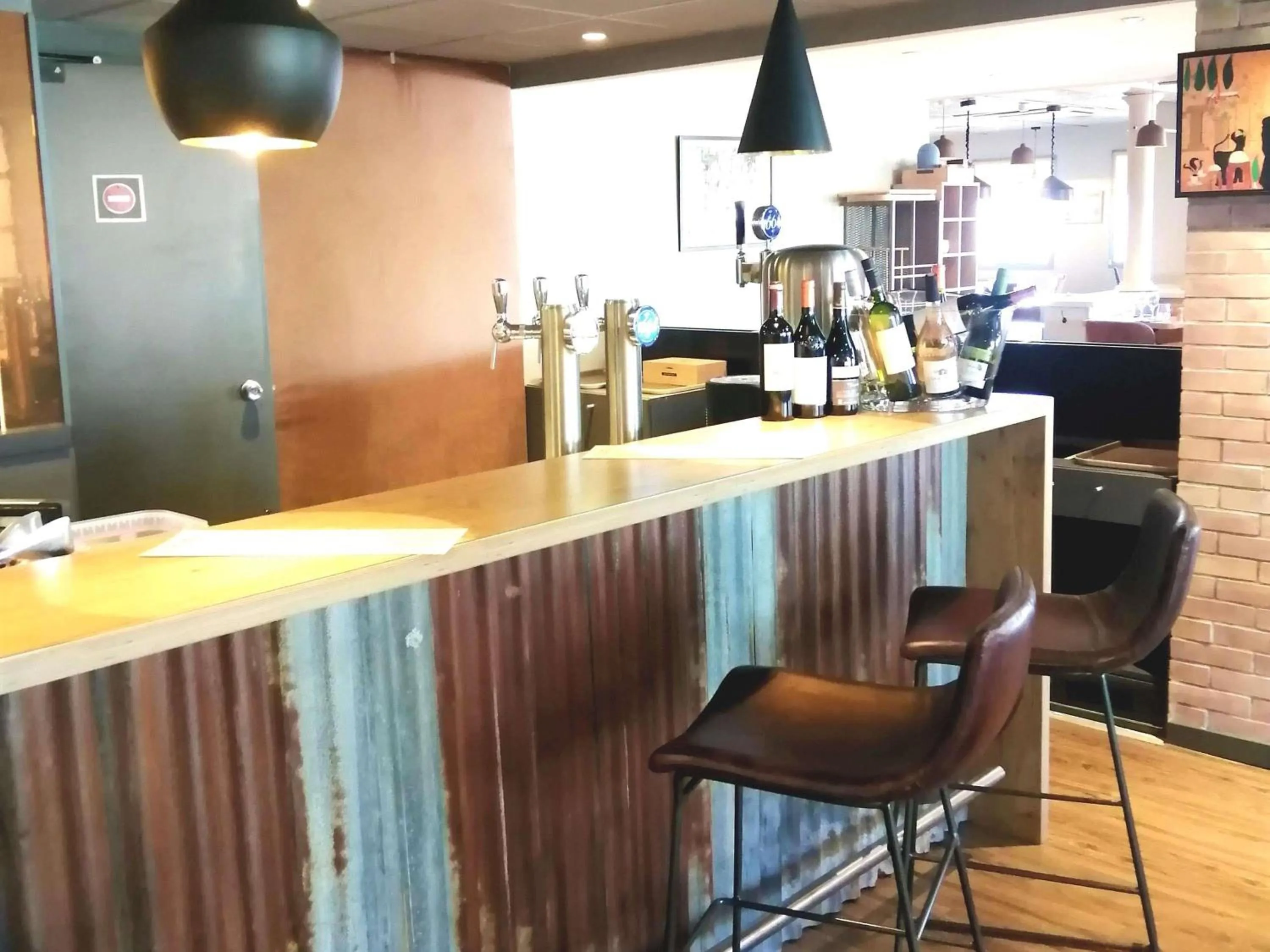 Lounge or bar in ibis Poitiers Sud