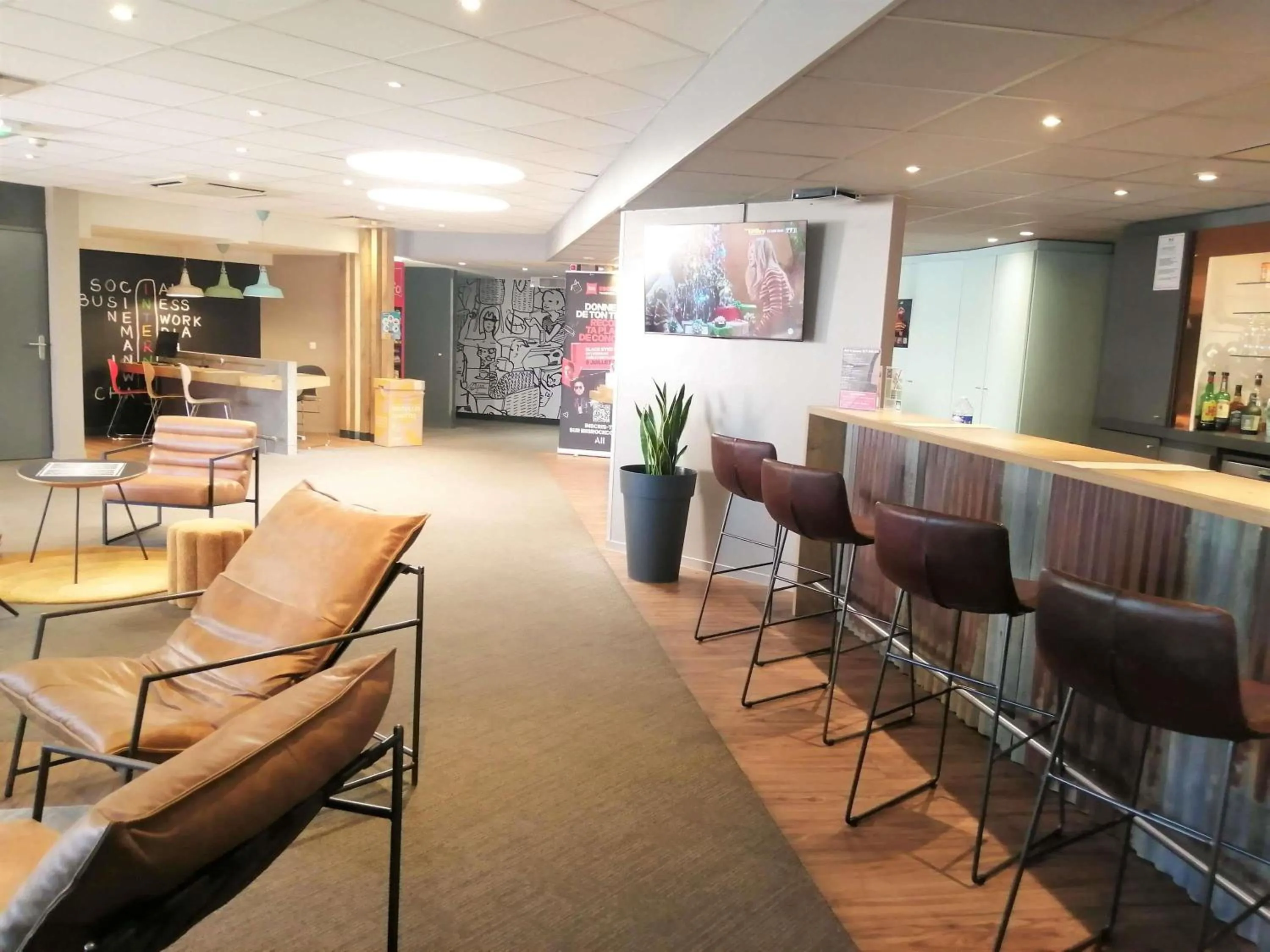 Lounge or bar in ibis Poitiers Sud