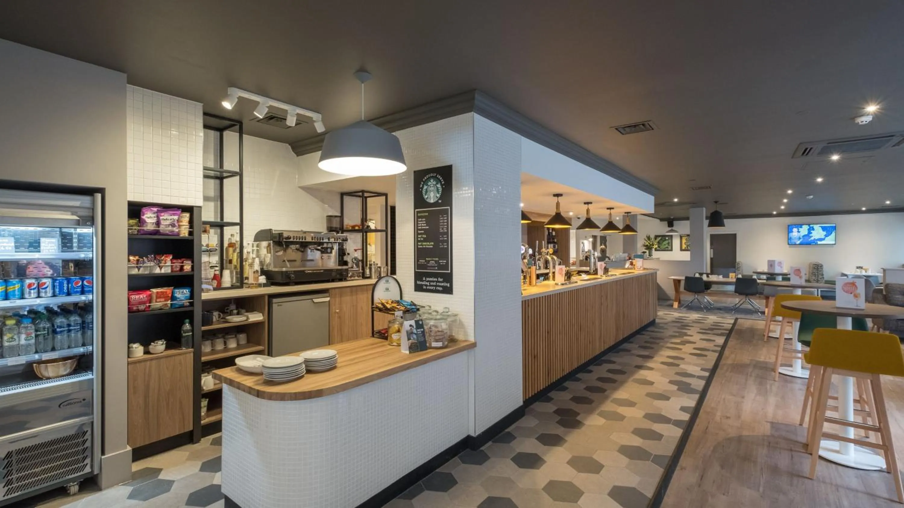 Lounge or bar in Holiday Inn Swindon by IHG