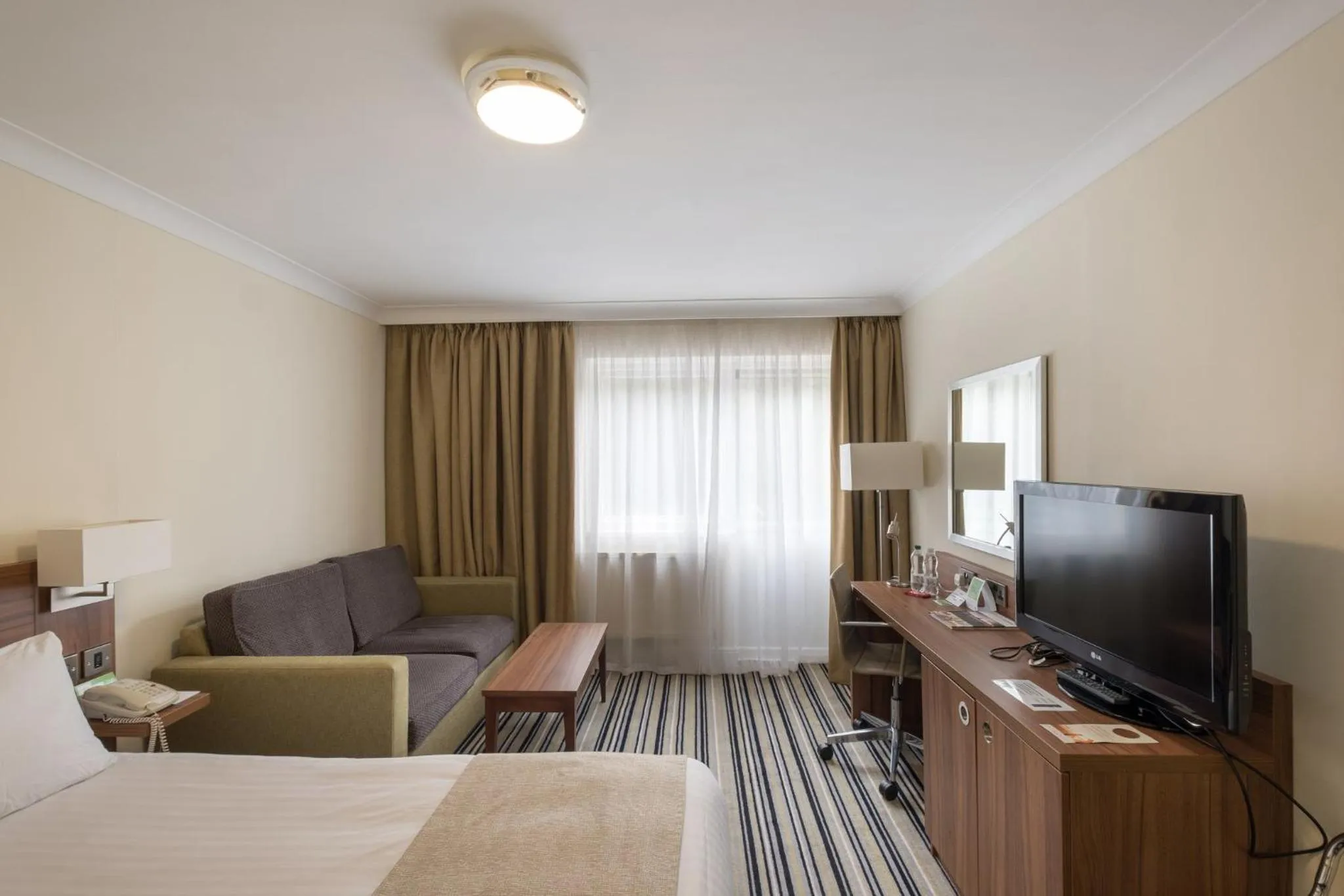 Photo of the whole room, Bed in Holiday Inn Swindon by IHG